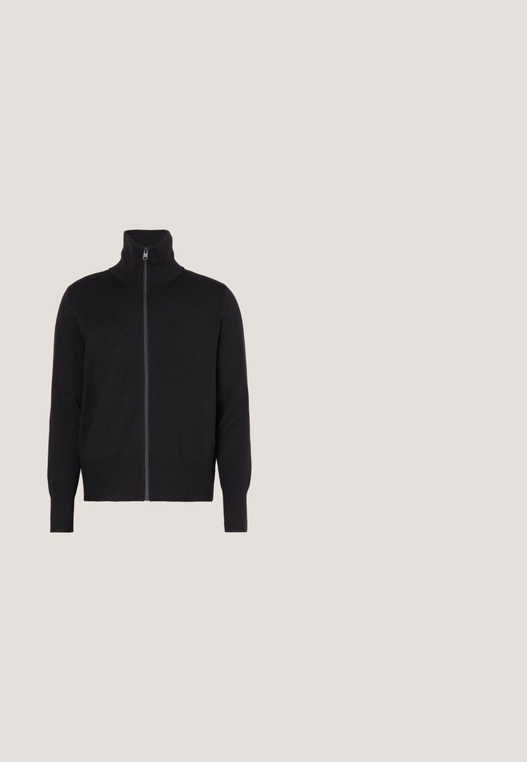 sandro TRUCKER CARDIGAN - Vest - noir; Zwart T-shirt met korte mouwen en ronde hals, met een klein wit label aan de binnenkant van de halslijn.; Zwarte denim jeans met een rechte pijpdesign, vijf-pocket styling en een knoopsluiting. Soepele textuur met subtiele stikdetails.; Zwarte leren sneaker met ronde neus, contrasterende witte rubberen zool, zes gaatjes voor de vetersluiting en subtiele merkvermelding aan de zijkant.; Zwarte zonnebril met een geometrisch montuur, getinte lenzen en gouden accenten op de pootjes. Gladde kunststof met een matte afwerking.; Zwarte leren aktetas met dubbele handgrepen aan de bovenkant, een voorvak en een afneembare schouderriem, met subtiele branding aan de onderkant.