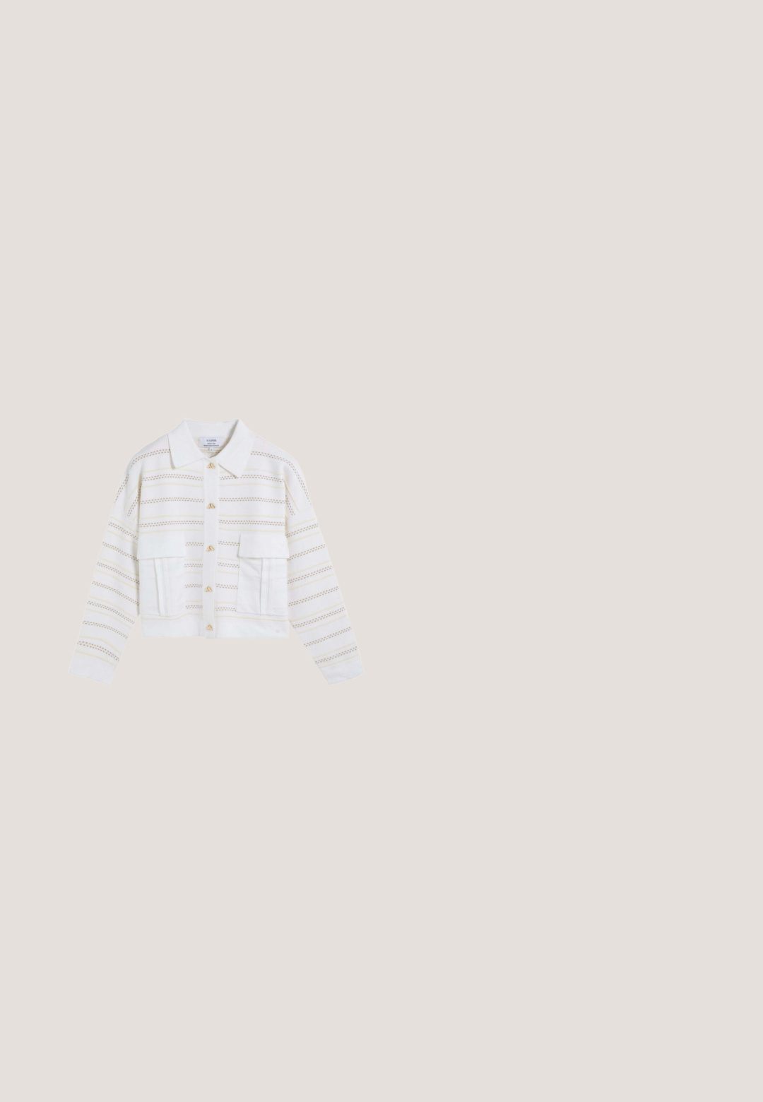 Tejido blanco con rayas onduladas en negro y dorado, con una superficie texturizada, mostrando una apariencia suave y fluida, hecha de fibras naturales.; Chaqueta blanca de manga larga con botones, con rayas horizontales doradas, dos bolsillos delanteros y cuello.; Chanclas con una suela texturizada beige, finas tiras marrones y acentos de purpurina dorada. Diseño ligero adecuado para uso casual.; Gafas de sol de plástico marrón con montura rectangular ancha y lentes oscuros. Incluyen brazos sutilmente texturizados con detalles de la marca.; Bolso tote de paja tejida con asas negras, decorado con pequeñas conchas y cuentas, con una etiqueta Gioseppo en el frente.; Pulsera de cadena de oro con nueve colgantes de estrella de mar texturizados distribuidos uniformemente alrededor de la cadena y una pequeña etiqueta redonda con el logotipo cerca del cierre.