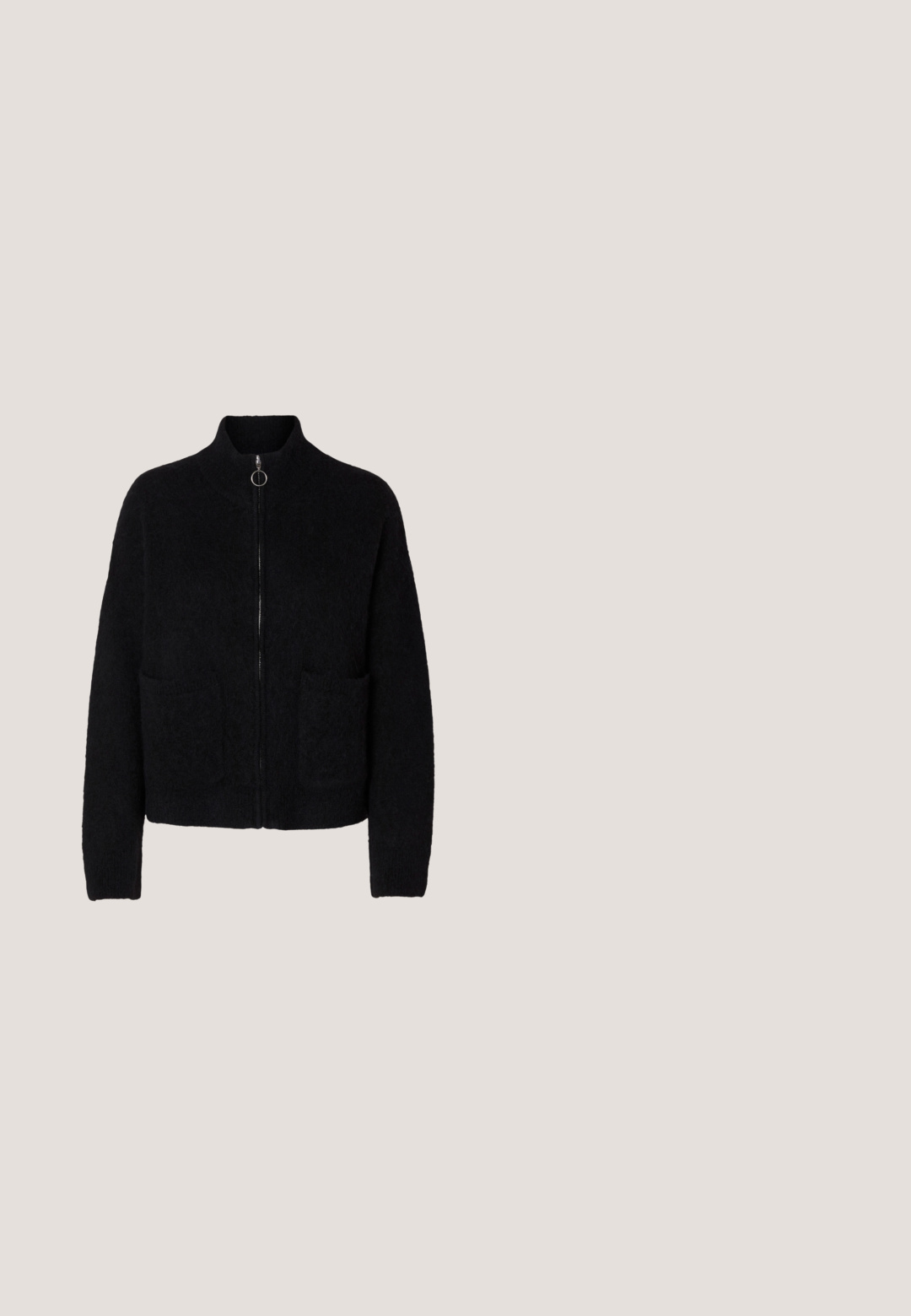 Jersey negro y suave con cremallera, cuello alto, dos bolsillos delanteros y tira de cremallera metálica redonda.; Suéter de cuello alto gris oscuro con mangas largas, hecho de una tela suave y texturizada. Diseño sin costuras, silueta ajustada y sin herrajes visibles.; Pantalones de pierna ancha gris oscuro, hechos de una tela suave, con una cintura elástica con cordón y dos bolsillos laterales.; Botines de cuero negro con puntera redondeada, cordones delanteros, cremallera lateral y suela gruesa de goma con ranuras horizontales.; Bolso negro en forma de media luna con correa corta para el hombro, correa más larga desmontable, cierre de cremallera y pequeño detalle de logo metálico en el centro delantero.; Anillo de plata con un pequeño colgante en forma de corazón de candado dorado colgando de su banda sobre un fondo blanco.