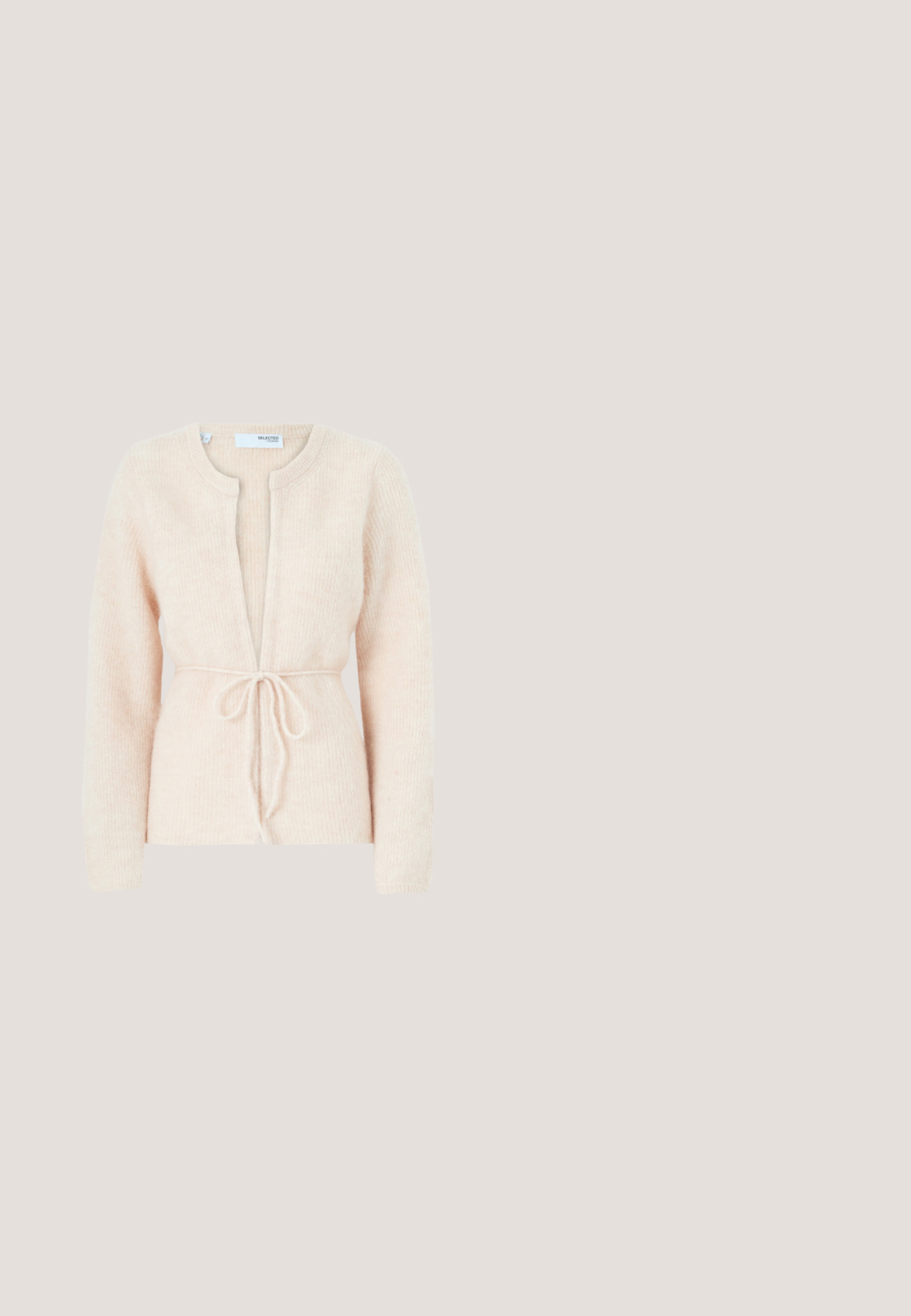 Beige strikket cardigan med lange ærmer, åben front og bånd i taljen. Tekstureret stof, ribbet mønster og kraveløs design.; Fløjlsfarvet bluse lavet af letvægtsstof med dyb V-hals, store flæsedetaljer og elastiske manchetter på ærmerne.; Tylskørt i blød lyserød med satinbånd i taljen. Har lag af gennemsigtigt stof og tredimensionelle blomsterapplikationer over det hele.; Ballet flats lavet af blødt lyserødt ruskind med en rund tå og en lille sløjfedetail foran, samt en lav flad sål.; Sort stof scrunchie med pink og grøn blomstret tryk, omgivet af cremefarvet blondekant med huldetaljer, på hvid baggrund.; Lyserødt læderbælte med en rundet guldfarvet metalspænde, rullet sammen på en hvid baggrund.