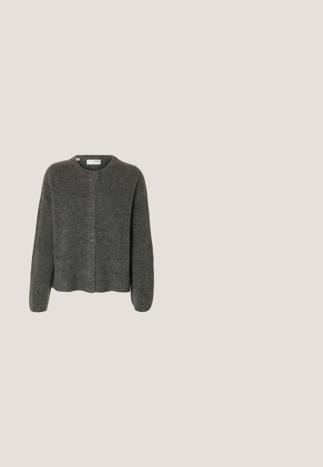 Cárdigan gris oscuro hecho de una suave tela de punto, con cuello redondo, mangas largas y seis botones morados en la parte delantera.; Camiseta de algodón blanca de manga corta con un diseño gráfico de puntos que parece un escote en la parte delantera.; Jeans de mezclilla azul de talle alto con un ajuste slim, que cuentan con dos botones en la cintura, bolsillos delanteros y detalles de costura en contraste.; Tacón destalonado negro con punta en forma de pico, con superficie texturizada y tacón ancho y grueso. Colocado sobre un fondo metálico brillante.; Bolso de mano de imitación cuero negro con textura de cocodrilo, parte superior fruncida y correa arrugada. Presenta un diseño suave y compacto.; Pendientes de aro dorado con pétalos de tela roja profunda en capas y dos delicadas cadenas doradas colgando de cada uno.