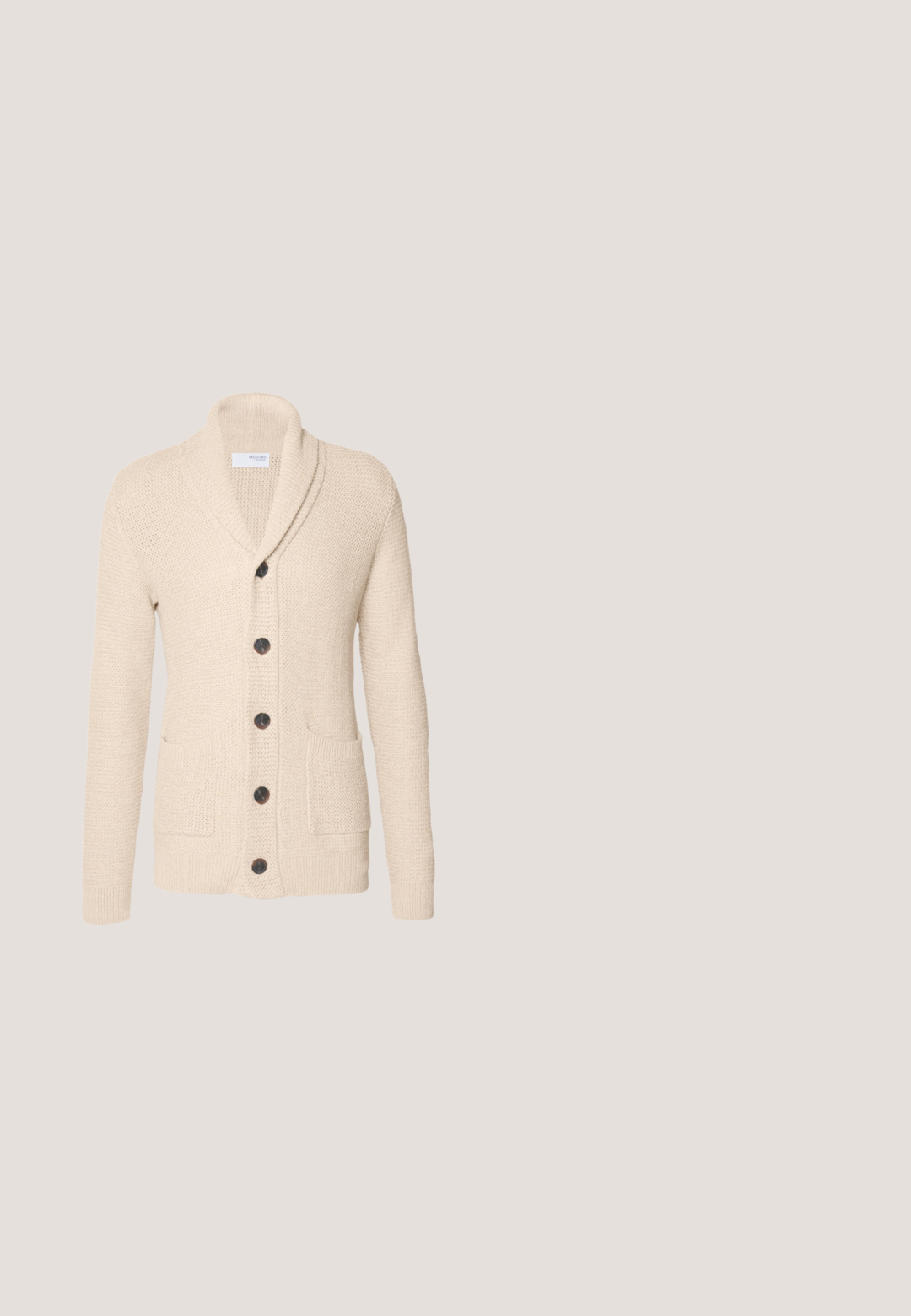 Beige strikket cardigan med sjalskrave, fem mørke knapper, tekstureret stof og to forlommer. Lange ærmer med ribbede manchetter.; Hvid langærmet skjorte med båndkrave, knaplukning foran og et struktureret stof. Har en lige pasform og knapmanchetter.; Lindbergh WIDE FIT PANTS - Bukser - army; Brun læder brogue sko med vinge design, perforeret detailing og mørk sål, vist i sideprofil på hvid baggrund.; Brun ternet tørklæde lavet af blødt stof med frynset kanter. Har en blanding af mørkebrun, orange, sort og lys blå linjer i et ternet design.; Brun læder messenger taske med fladt top, dobbelte spænder og en aftagelig rem, der har en glat tekstur og robuste hardware detaljer.