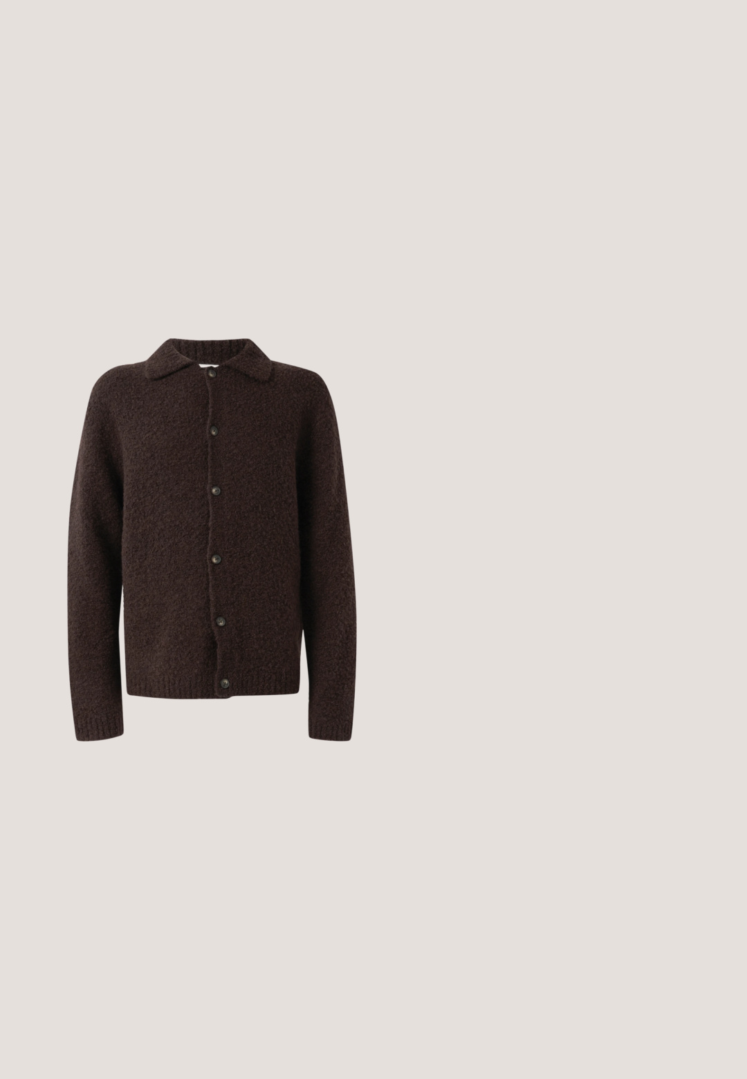 Cardigan boutonné en laine brun foncé avec des manches longues, un col et une finition en tissu texturé et doux.; Gilet pour homme à carreaux marron et beige avec cinq boutons et deux poches à rabat frontales, doté d'un col en V profond et d'une doublure arrière unie marron.; Chemise beige à manches longues avec boutons, col boutonné et une poche poitrine, présentée sur fond blanc.; Pantalons en velours côtelé d'une riche couleur marron ; avec un devant plissé, des jambes droites et une fermeture à bouton à la taille.; Chaussure habillée brogue pour homme en cuir marron avec perforations en pointe d'aile et lacets noirs, vue de l'extérieur.; Mallette en cuir marron avec poignée supérieure, rabat avant sécurisé par une serrure argentée, et une bandoulière réglable attachée sur le côté gauche.