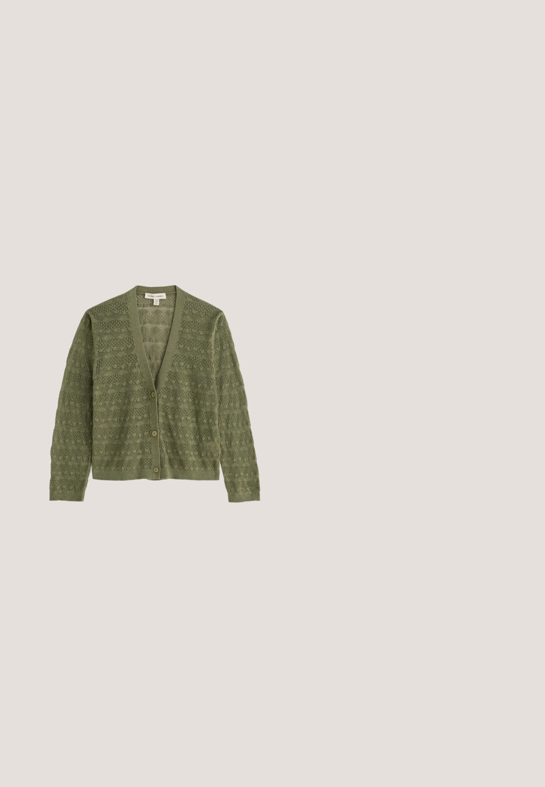 Lyse olivengrøn strikket cardigan med lange ærmer, V-hals, tre knapper og et tekstureret hulmønster.; Grøn kortærmet T-shirt med rund hals, der har et prikmønster i hvidt og lys gult. Glat stof med en afslappet pasform.; Oliven grønne, vide bukser lavet af tekstureret stof med elastisk talje og snøre. Simpelt design, ingen synlige mønstre eller accenter.; Grøn ruskindsklump med en bred rem og metalspænde, korksål og gummiydersål. Har et lille ventilationshul på overdelen.; Mørkegrøn vævet taske med flettede håndtag og rektangulær form på hvid baggrund.; Guld kæde armbånd med justerbar beige snor, med en grøn firkløverformet stencharm og en lille gylden hjertecharm.