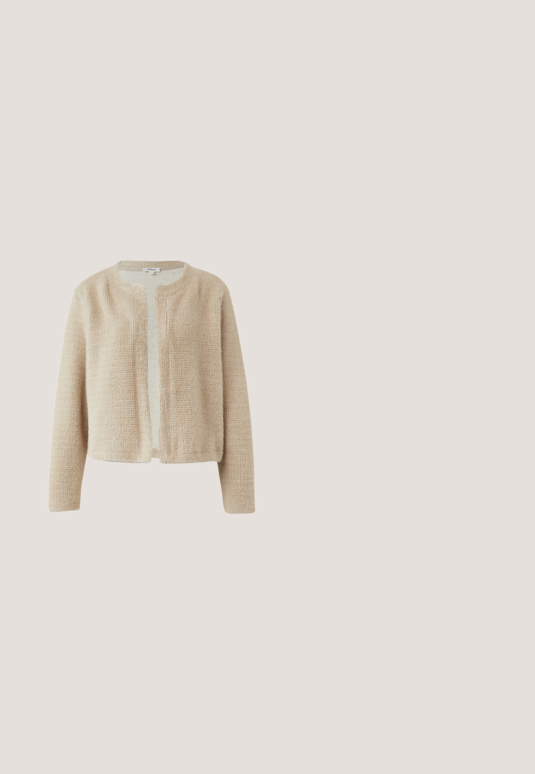Cardigan beige en maille avec un motif texturé, ouverture devant, encolure ronde et manches longues. Matière douce avec une coupe décontractée.; Débardeur beige clair avec un col rond et de larges bretelles. Fabriqué en tissu côtelé, il présente un design simple et sans couture.; Pantalon en velours côtelé beige avec une coupe décontractée, taille élastique et cordon de serrage. Présente une texture à côtes verticales et des jambes fuselées.; Baskets basses beige et blanches avec lacets blancs, semelle en caoutchouc marron, panneaux en daim et cuir, et logo GANT doré sur le côté.; Sac à épaule en cuir beige avec une texture lisse, doté d'une seule sangle et de finitions noires, de forme rectangulaire et avec des détails matériels subtils.; Collier en chaîne argentée avec un design délicat en V et deux pierres précieuses bleues au centre. Texture lisse, construction légère.