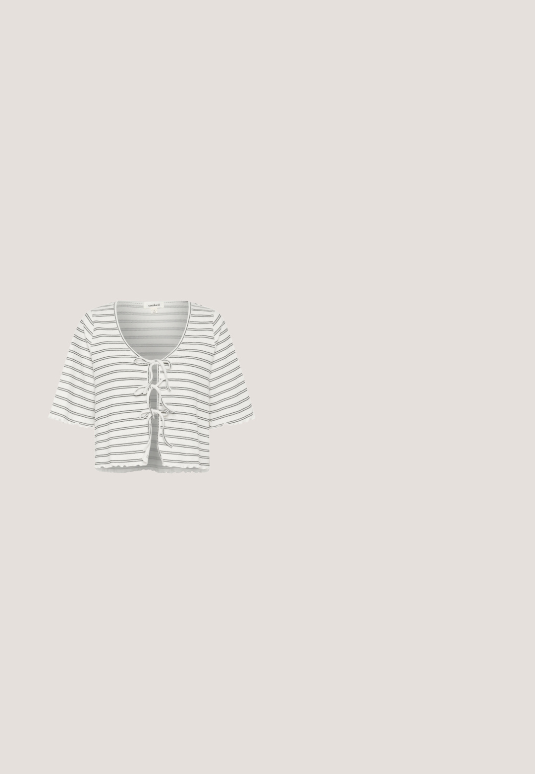 Top court à manches courtes en blanc avec des rayures horizontales noires, présentant un col rond et une fermeture à nouer à l'avant. Ourlet et manches en forme de vagues.; Gilet noir sans manches avec broderie florale blanche et bordure décorative le long des bords avant et des emmanchures.; Pantalon noir à jambes larges avec broderie florale blanche sur les ourlets et les côtés, taille élastique avec cordon de serrage.; Ballerine en crochet noire avec un bout pointu, présentant un design en mailles ouvertes et une semelle plate.; Lunettes de soleil rectangulaires noires avec des verres jaunes. Les caractéristiques incluent des montures épaisses et un design anguleux avec une finition lisse et brillante.; Sac fourre-tout noir tissé avec un corps doux et texturé et une base plate, équipé d'une lanière d'épaule en cuir noir lisse et d'une forme arrondie.