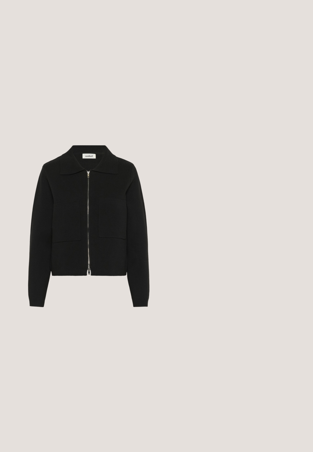 Soaked in Luxury SLHAVENA  - Ζακέτα - black; Μπλούζα μακρυμάνικη σε κρεμ χρώμα με μαύρες οριζόντιες ρίγες και τσέπη στο στήθος με κάθετες μαύρες ρίγες.; Μαύρη πλισέ midi φούστα, φτιαγμένη από λείο ύφασμα. Διαθέτει ψηλή μέση και ρέουσα σιλουέτα με προσεκτικά ραμμένα πλισέ.; L37 LIVE ANOTHER DAY - Μποτάκια - black; Μαύρο δερμάτινο τσάντα χειρός με τριγωνικό σχήμα, μία λαβή και κλείσιμο με καπάκι. Ομαλή υφή και ελάχιστες ραφές.; Χρυσό ανοιχτό δαχτυλίδι με λεία, στρογγυλεμένα άκρα και γυαλιστερό φινίρισμα σε λευκό φόντο.
