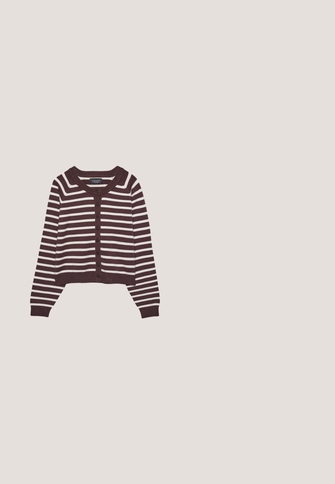 Brun og creme-stribet cardigan, kort design, med rund halsudskæring og seks frontknapper, samt ribbede manchetter og kant.; Mørkebrun langærmet top med bred firkantet halsudskæring og tætsiddende pasform, lagt fladt på en hvid baggrund.; Brune vidde bukser lavet af blødt stof, med plisseringer i taljen og stiklommer. Skræddersyet silhuet med en komfortabel pasform.; Mørkebrun ruskind slingback sko med spids tå og lav kitten hæl isoleret på hvid baggrund.; Brune skildpadde-rektangulære briller med klare linser og slanke arme, der viser en glat tekstur og minimalistisk design.; Brun læderhåndtaske med rundet silhuet, korte håndtag og lynlåslukning. Har en tekstureret overflade og minimalistiske designelementer.