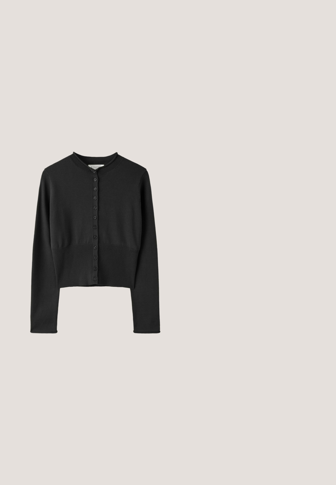 Cardigan court noir à manches longues avec encolure ronde et fermeture à boutons sur le devant, présentant des détails côtelés à la taille et à l'ourlet.; Haut noir à manches longues en tissu doux, présentant un design drapé avec un devant croisé et un col bateau. Texture lisse, longueur cropped.; Jean en denim gris foncé à jambes larges avec poches avant et arrière, fermeture à bouton et dégradé subtil.; Baskets à lacets noires et blanches avec motif rayures zèbre et semelle noire texturée sur un fond clair uni.; Lunettes de soleil ovales noires avec des branches fines et des verres teintés rouges posées sur une surface blanche.; Sac en tissu noir et gris à pois avec une silhouette courbée, une seule poignée et une texture douce, offrant un design décontracté et spacieux.