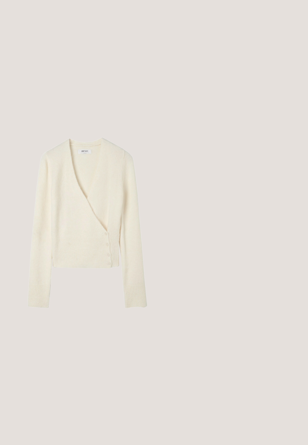 Strikket cremefarvet cardigan med lange ærmer, V-hals og asymmetrisk knaplukning på den forreste side.; Hvid ærmeløs top med justerbare stropper, tætsiddende design, glat stofstruktur og rund halsudskæring. Ingen mønstre eller hardware detaljer.; Rosa plisseret midi-nederdel med et lag af blonder under og en rynket talje, vist på en hvid baggrund.; Lyserød fløjl balletflat med spids tå, tynd sål og bundet sløjfe på toppen.; Lyserød læder crossbody taske med guldkæde stropp og rektangulært guldspænde på hvid baggrund.; Tre stofhårtilbehør: lyseblå med blomsterprint, blød beige med blomster og pink med blomsterdesign, hver med båndhaler.