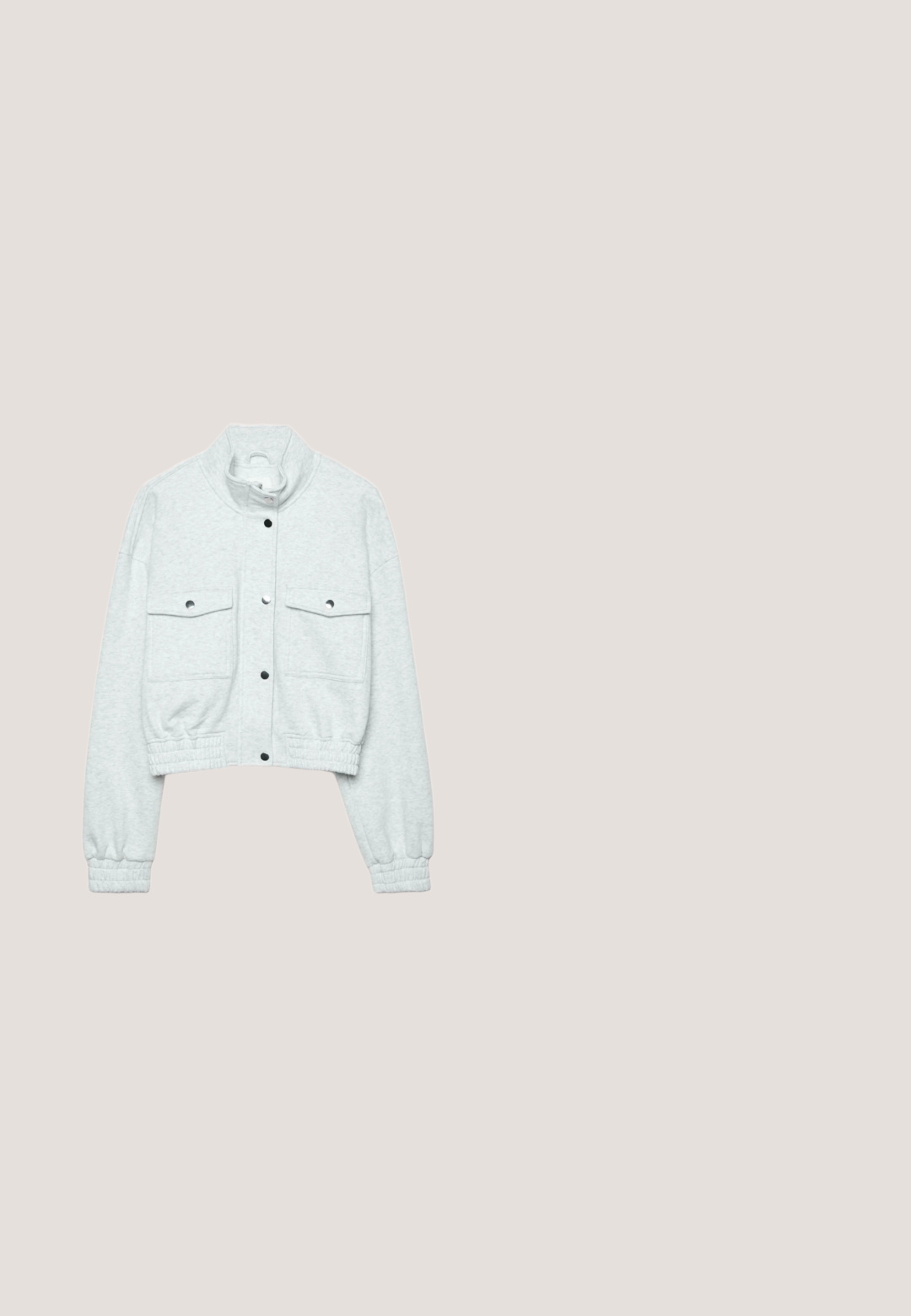 Veste courte gris clair avec col montant, fermeture à boutons-pression, deux poches poitrine à rabat, poignets et taille élastiques.; Débardeur sans manches en maille côtelée bleu clair avec encolure ronde, posé à plat sur fond blanc.; Jean en denim bleu clair à jambes larges avec une taille haute, des poches avant, des passants de ceinture et une fine ceinture à cordon réglable.; Baskets basses blanches avec côtés à motif de dentelle, semelle en caoutchouc couleur gomme et clous sur la coque avant, lacets blancs, vues de profil.; Petit sac à bandoulière en denim avec clous argentés, boucles décoratives et breloques rouges en perles et cœurs sur les bretelles latérales tressées.; Deux anneaux sur un fond blanc, l’un rose translucide avec des courbes douces, l’autre argenté métallique avec une forme ondulée irrégulière.