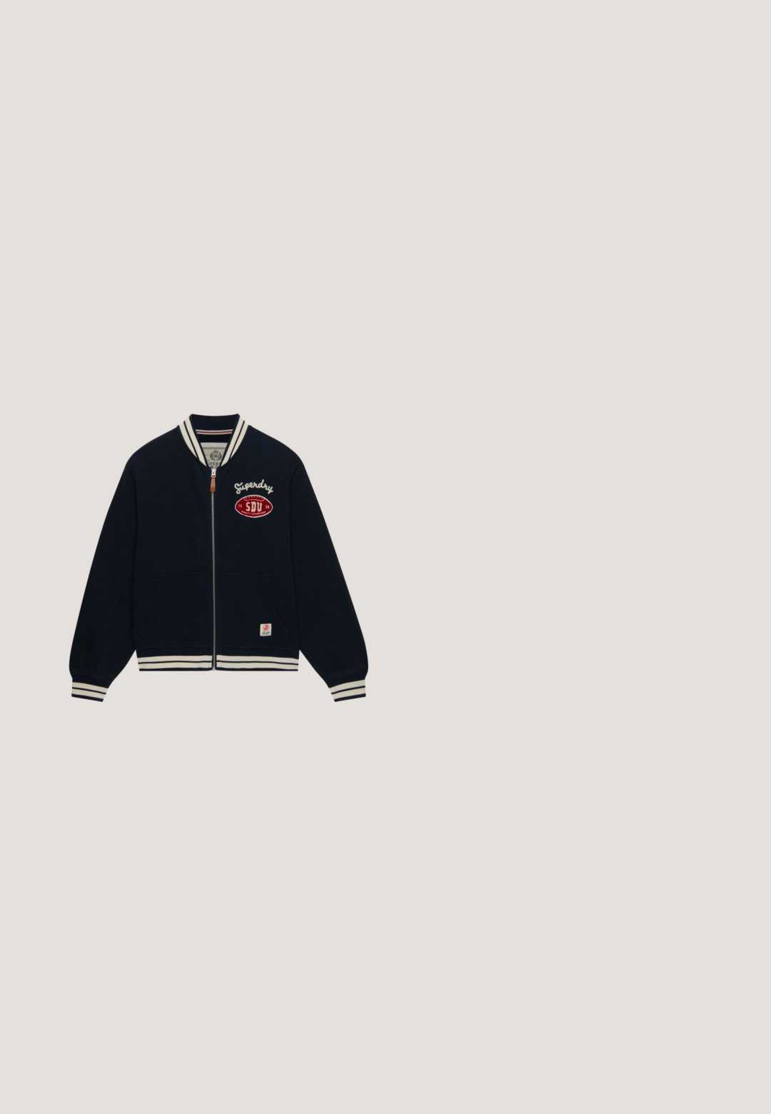 Marineblauwe jas met ritssluiting met wit gestreepte kraag, manchetten en zoom, met "Superdry SDU" rood-witte patch op de borst en voorzakken.; Marineblauwe en witte gestreepte T-shirt met korte mouwen en een ronde halslijn, met een klein rood logo aan de linkerkant. Gemaakt van soepele stof.; Donkerblauwe herencasualshorts met riemlussen, knoopsluiting aan de voorkant, zijzakken en een rechte zoom.; Zwarte rubberen regenlaars met een ronde neus, textuurzool en verstelbaar riempje. Gladde oppervlakte met een matte afwerking.; Kat-eye zonnebril met een semi-transparant blauwe frame, grijze lenzen en lichtblauwe pootjes. Beschikt over een subtiel logo op de binnenkant van de poot.; Marineblauwe draagtas met twee handvatten, met witte tekst "Super Original D.R.Y State Athletics Dept New York" en een kleine afbeelding van de Amerikaanse vlag.