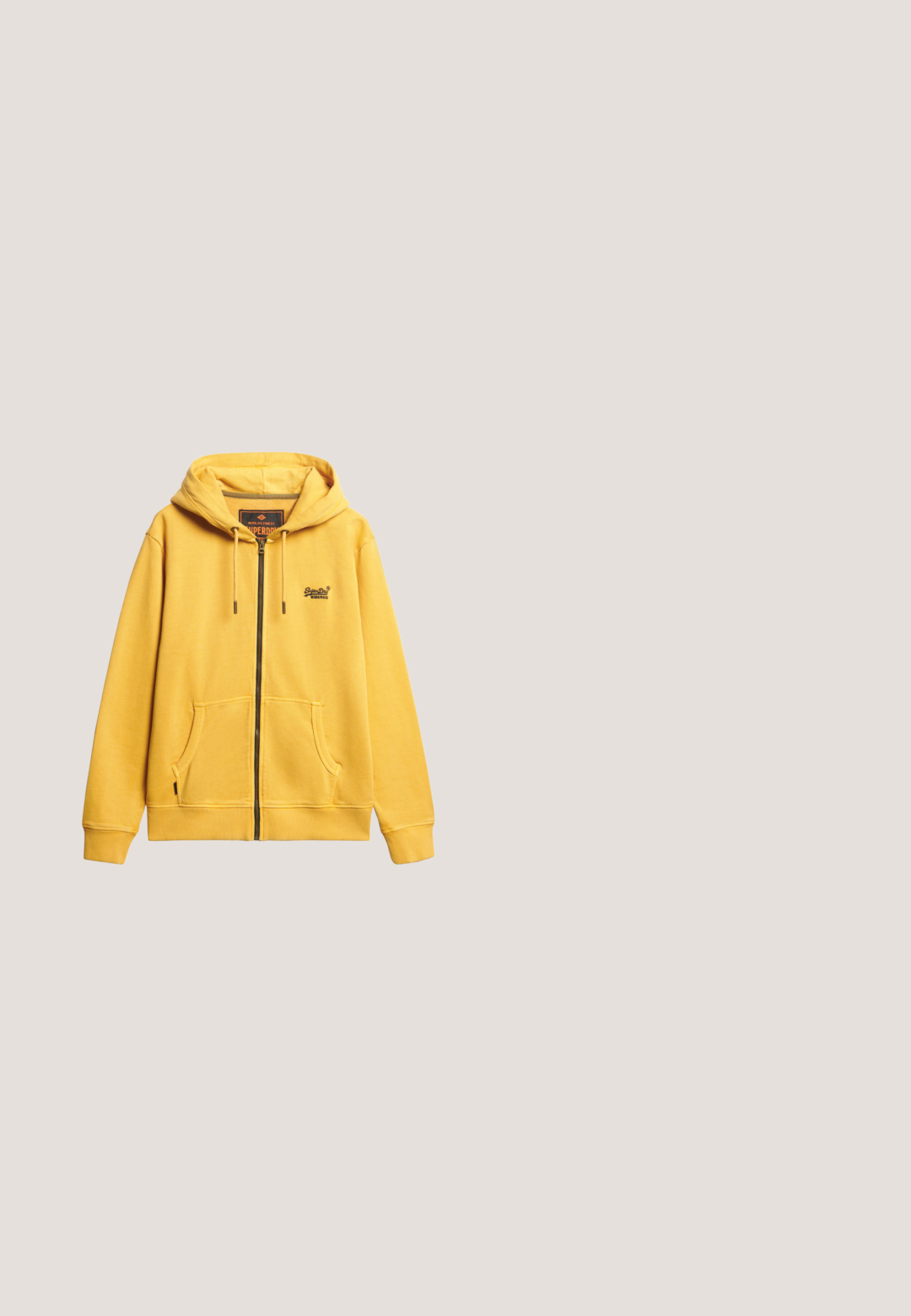 Geel ritsvest gemaakt van zacht stof, met een trekkoordcapuchon, voorzakken, geribde manchetten en geborduurd logo op de borst.; Geel v-hals t-shirt gemaakt van zachte, gestructureerde stof. Korte mouwen en een losse pasvorm. Heeft een klein merklabel aan de onderkant.; Bruine cargoshorts met zijflappzakken, voorzakken, riemlussen en knoopsluiting op een witte achtergrond.; Tan suède hoge schoen met een witte rubberen zool en bruine leren accenten. Voorzien van ronde veters en een gegraveerd logo aan de zijkant.; Rechthoekige marineblauwe zonnebril met oranje accenten en reflecterende oranje getinte glazen, geplaatst op een effen witte achtergrond.; Oranje canvas toilettas met een zwarte leren bodem en handvat. Heeft een ritssluiting en een vierkant logo label aan de voorkant.