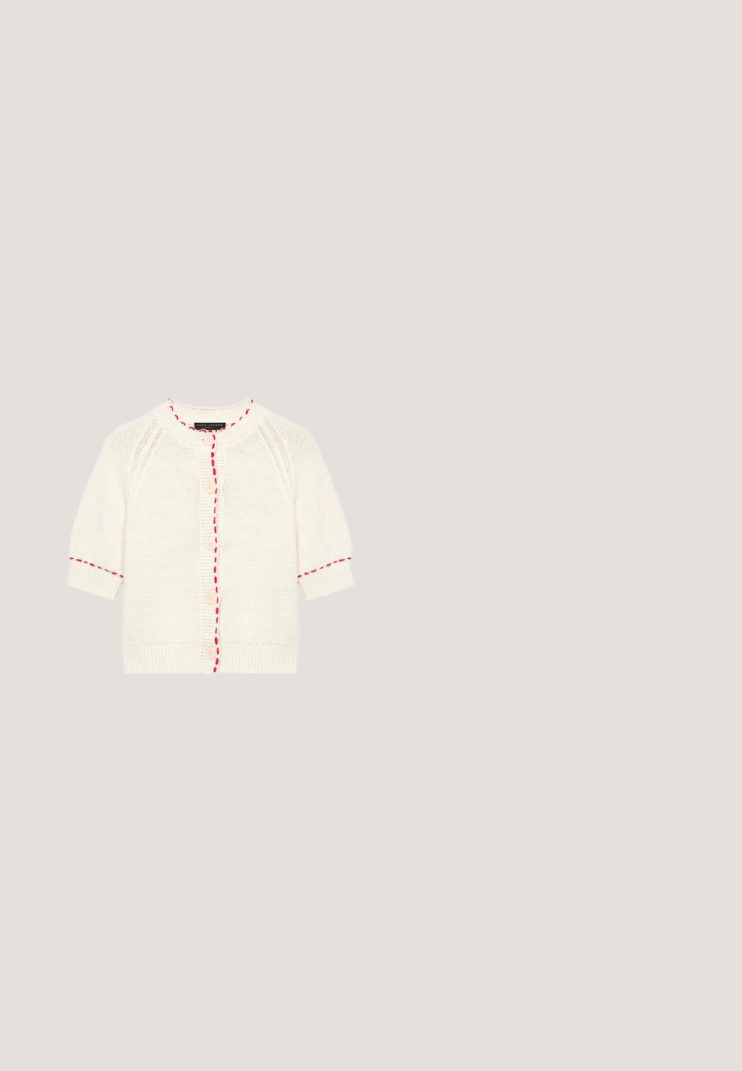 Cardigan en maille crème à manches courtes, encolure ronde, boutons beige et coutures rouges le long de la ligne des boutons et des poignets.; Haut sans manches à carreaux rouges et blancs avec corsage froncé, liens latéraux et ourlet à volants, étiqueté Maisonétre.; Jupe midi rouge à étages avec taille élastique froncée et tissu ample et fluide.; Sandale rouge à talon haut avec des fines lanières torsadées et une boucle à la cheville, présentée sur un fond clair uni.; Petit sac fourre-tout à rayures verticales rouges et blanches, avec deux anses en tissu crème et une bandoulière ajustable avec boucle dorée.; Bague en ton or présentant deux formes courbées formant le contour d'un cœur, avec un cœur rouge brillant au centre. Surface lisse et anneau rond.