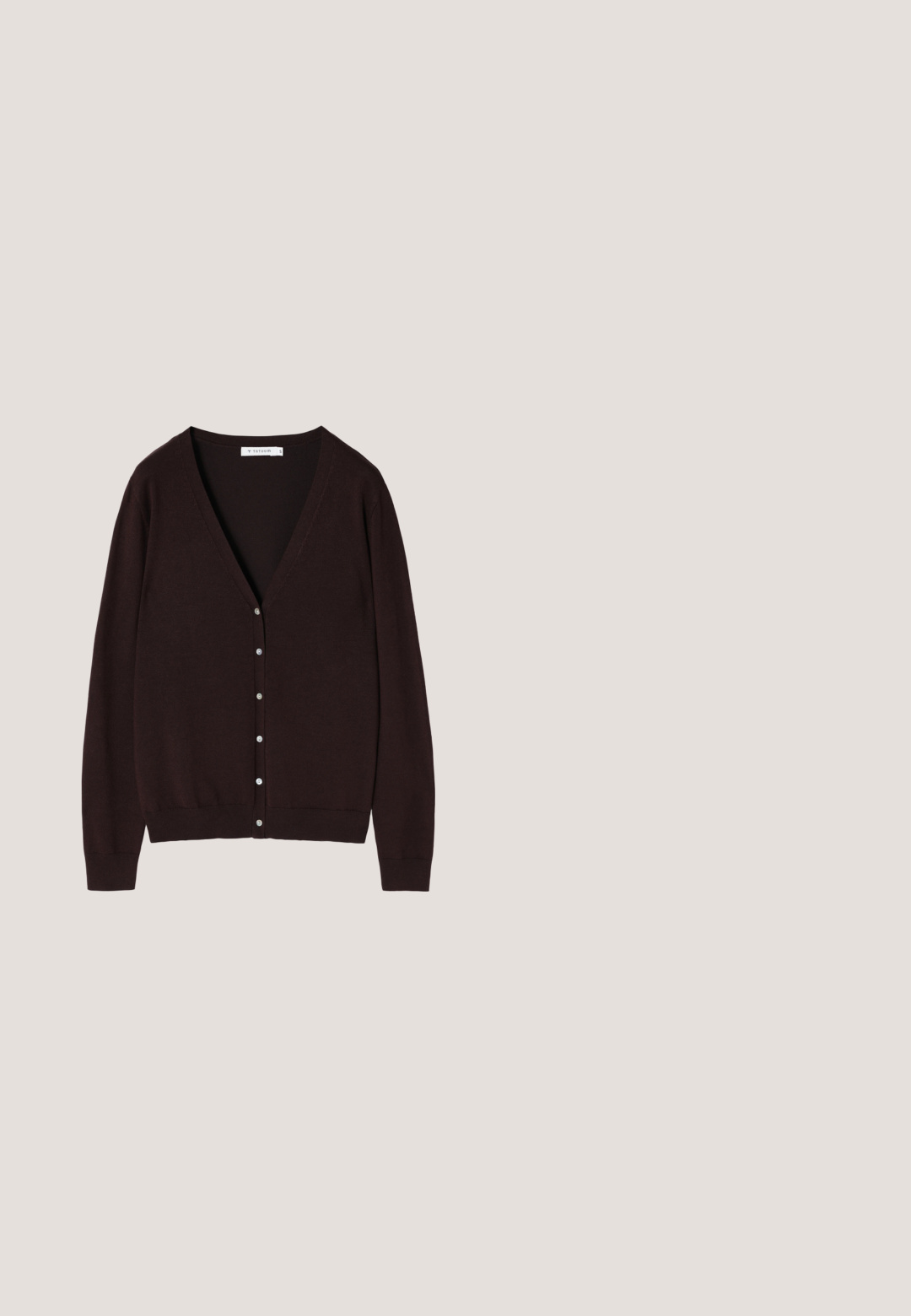 Dunkelbrauner, langärmeliger Cardigan mit tiefem V-Ausschnitt, Knopfverschluss an der Vorderseite und weicher Textur. Keine sichtbaren Muster oder Akzente.; Beige ärmelloses Tanktop aus weichem Stoff, mit rundem Ausschnitt und sauberen Kanten. Keine Muster oder Verzierungen.; Faltenfrei weite Hosen in einem satten Burgunderrot. Hergestellt aus weichem, strukturiertem Stoff mit einem elastischen Bund für eine bequeme Passform.; Braune Wildleder-Mary-Jane-Schuhe mit einer schwarzen Lackleder-Zehenspitze, verstellbarem Riemen und einem niedrigen Blockabsatz. Glatte Textur mit minimalen Akzenten.; Dunkelbraune Wildleder-Tragetasche mit langen schlanken Ledergriffen und einem kleinen Lederquasten-Akzent auf glattem Hintergrund.; Zwei einfache, dünne silberne Creolen mit einem dezenten geschwungenen Detail vor weißem Hintergrund.