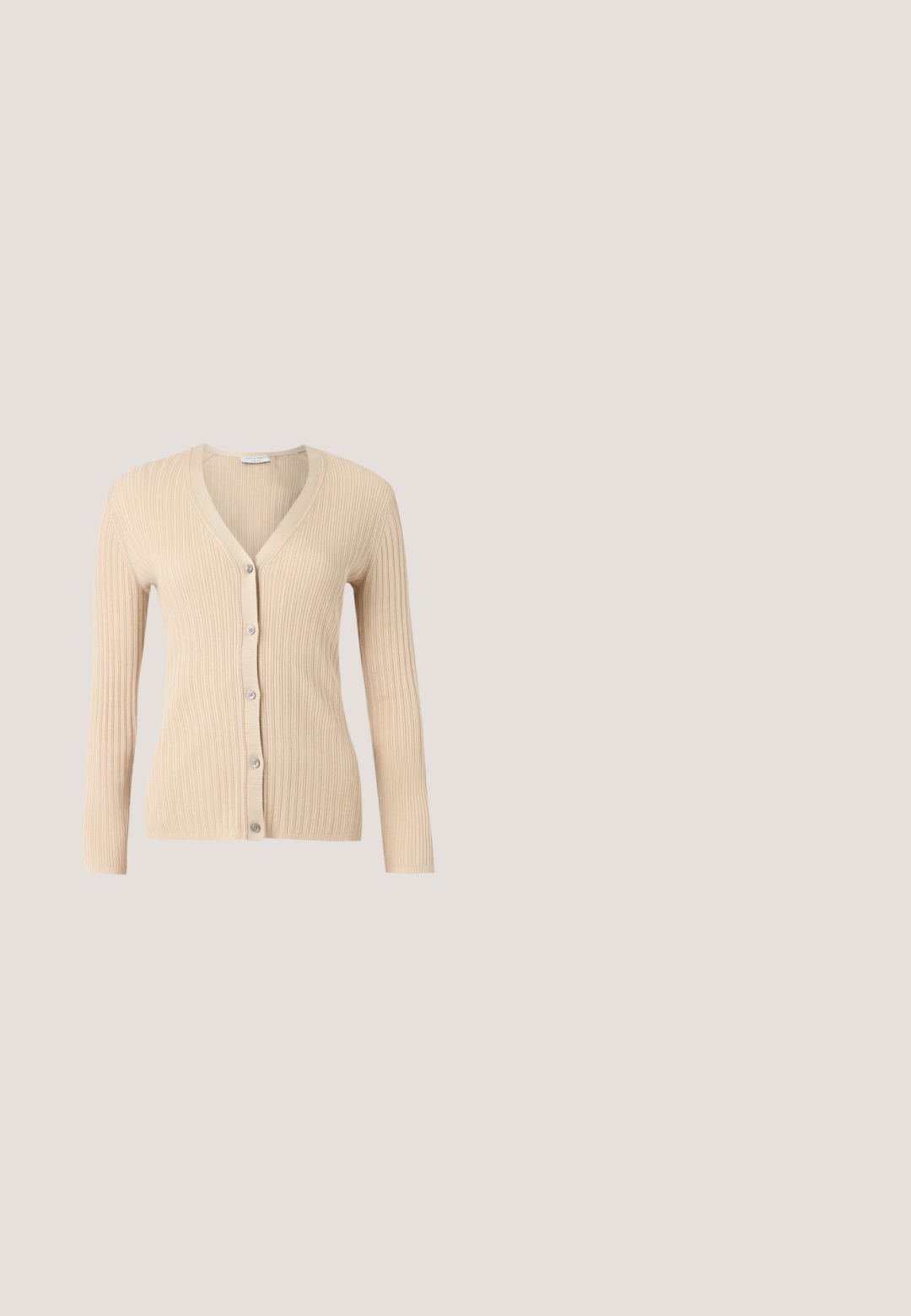 Cardigan beige en maille côtelée avec manches longues, col en V et cinq boutons sur le devant, affiché sur un fond gris clair.; T-shirt gris court à manches courtes, en coton doux. Il présente un logo en relief subtil sur le devant et un col rond.; Jupe blanche arrivant au genou avec un motif floral texturé, présentant des designs de roses en relief et un subtil éclat. Silhouette simple et droite.; Mocassin en daim beige clair avec une semelle en caoutchouc basse, des coutures apparentes et un détail fente à penny classique, présenté en profil gauche sur fond blanc.; Sac à main en cuir souple beige avec un fermoir en métal argenté, une bandoulière simple et une bandoulière chaîne optionnelle sur fond blanc.; Paire de clips d'oreille en métal doré brillant de forme irrégulière sur fond blanc uni, conçus pour s'adapter au cartilage de l'oreille.