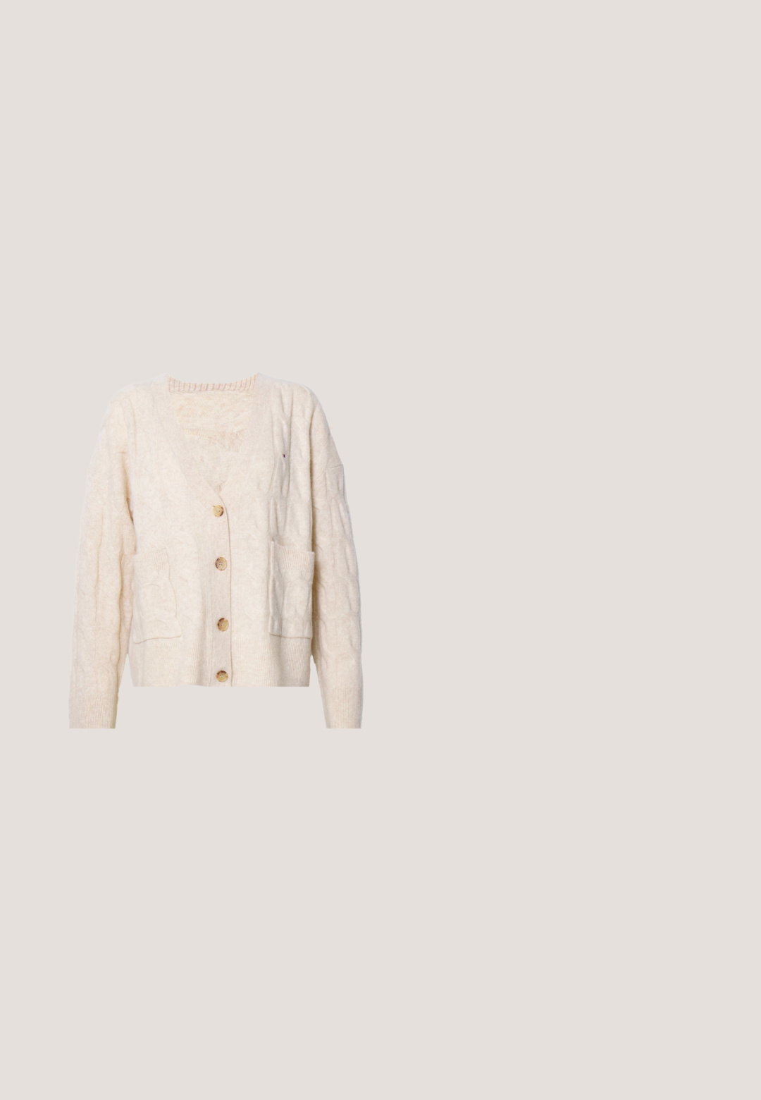 Cardigan tricoté couleur crème avec un col en V, fermeture à grands boutons et deux poches avant. Présente un motif en tricot côtelé texturé.; Robe florale avec une base lilas, ornée de fleurs blanches et jaunes. Manches longues, encolure froncée et ourlet en volants. Tissu léger.; Chaussure en cuir marron foncé avec des sangles à double boucle, un design perforé au niveau des orteils et une semelle épaisse translucide avec des coutures jaunes.; Rue de la ville avec taxi, panneau sens unique, vitrine, feu tricolore, grand arbre et diverses fleurs aux tons verts, bleus et beiges atténués.; Sac bandoulière en daim marron avec une poignée supérieure, un rabat à l'avant et des accessoires en métal doré. Présente un accent en cuir à la base du rabat.; Collier avec des perles blanches irrégulières et un fermoir mousqueton doré avec une chaîne rallonge réglable.