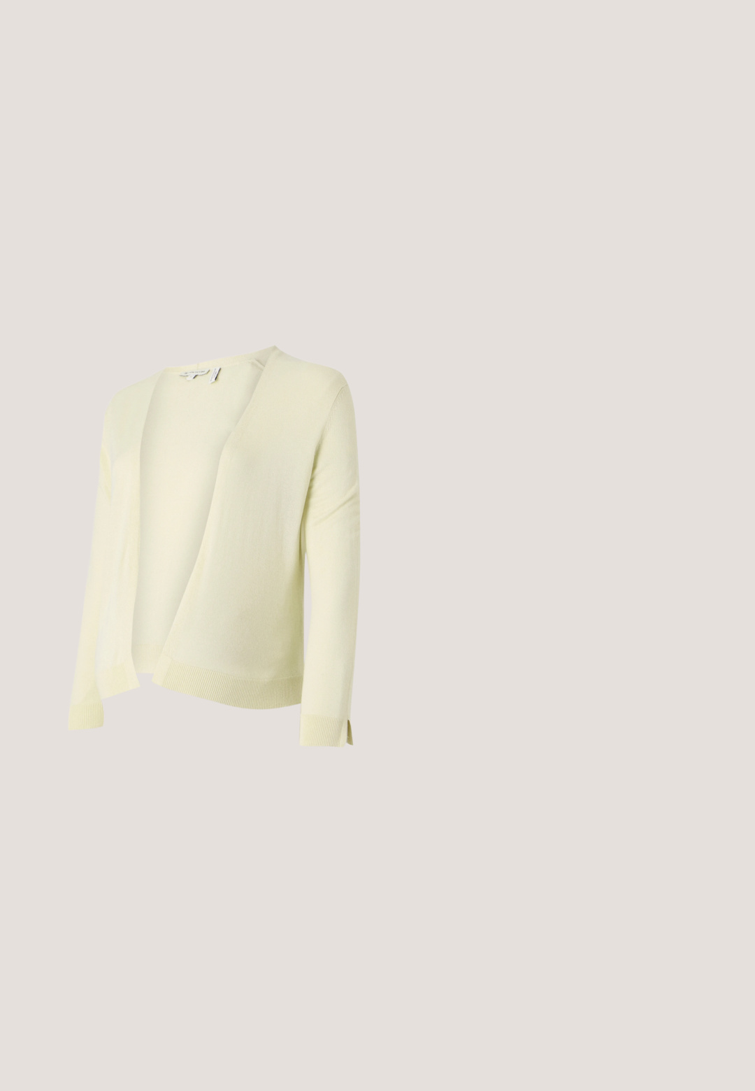 Cardigan tricoté jaune clair avec un décolleté en V, une ouverture sur le devant et des manches longues. Présente un ourlet et des poignets côtelés pour une texture supplémentaire. Matière douce.; Robe beige avec un corsage ajusté à rayures et une jupe ample et fluide. Dotée d'un décolleté carré et d'une conception sans manches. Texture lisse.; Une chaussure à talon haut couleur crème posée sur un canapé en cuir argenté brillant matelassé.; Lunettes de soleil ovales translucides brun clair avec montures fines et verres légèrement teintés sur un fond blanc uni.; Sac à main en daim beige avec un corps structuré, des poignées courtes et une pochette zippée détachable. Comprend un accent rose sur l’étiquette de la pochette.; Bracelet en perles blanches avec accents et fermoir en or. Perles lisses alternées et petites perles dorées. Dispose d'une chaîne d'extension pour un ajustement de la longueur.