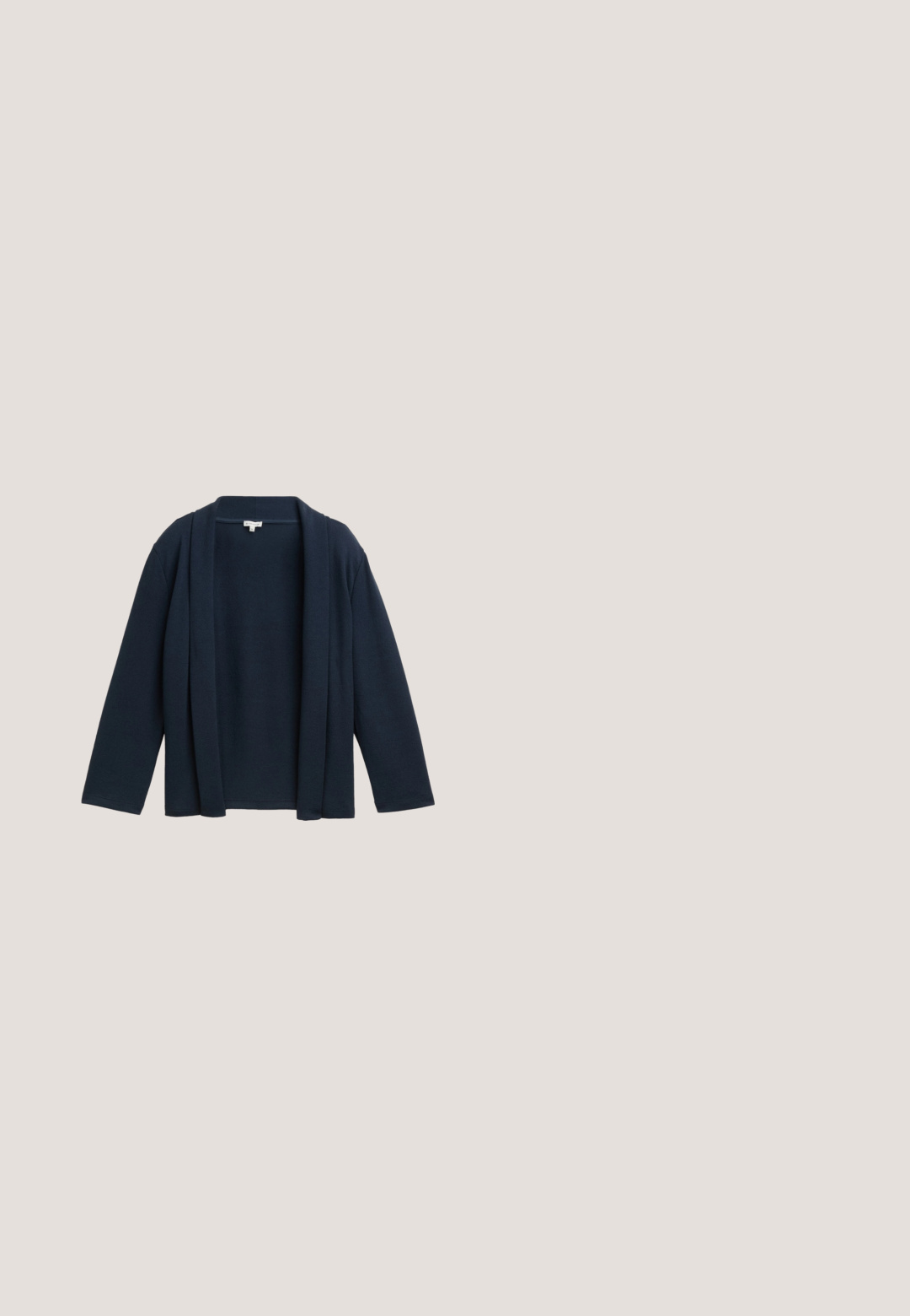Donkerblauwe cardigan, open voorkant, lange mouwen, zachte textuur, minimalistisch ontwerp zonder knopen of sluitingen, gladde stofafwerking.; Marineblauw geribd mouwloos tanktop met ronde hals, platte zoom en aansluitende pasvorm.; Wijde broek in donkergrijze stof. Voorzien van een elastische tailleband, twee voorkantzakken en een gladde textuur met een subtiel patroon.; Navyblauwe suède herenslipper met een ronde neus, brede band over de bovenzijde en lage zwarte hak op een witte achtergrond.; Donkerblauwe leren shopper met twee schouderbanden, gestructureerde zijkanten en een klein gouden "Lancaster Paris" logo rechtsonderaan de voorkant.; Zilveren armband met kralen en een ronde hanger. Bestaat uit een aaneenschakeling van ronde kralen, met een gladde textuur en een gepolijste afwerking.