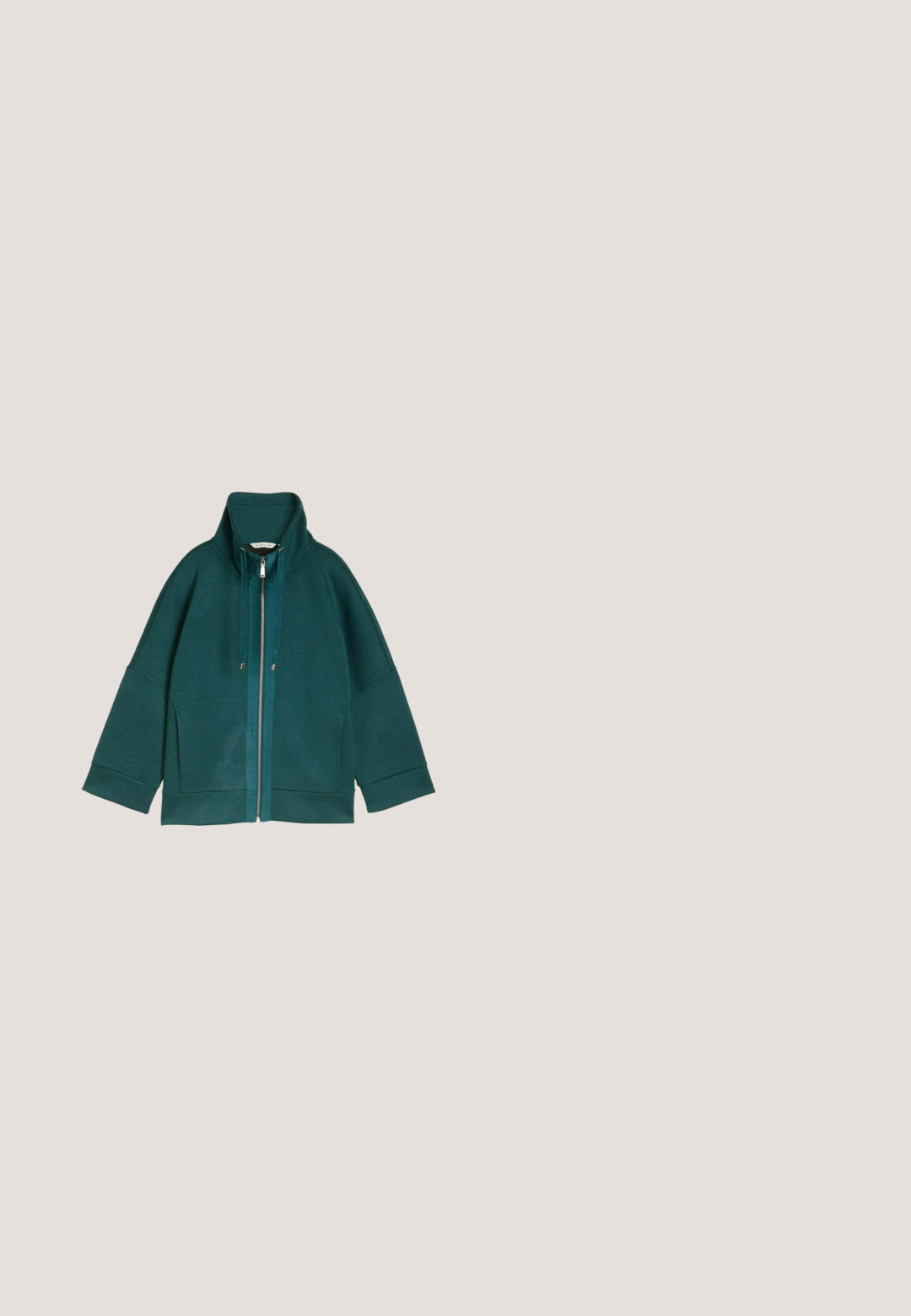 Chaqueta azul verdosa con cremallera y cuello alto, mangas largas y anchas, bolsillos frontales y detalle de cordón, sobre un fondo blanco liso.; Camiseta de algodón blanca de manga corta, con "SUMMER CLUB" bordado en tonos verde azulado y verde en la parte izquierda del pecho. Cuello redondo clásico.; Jeans de mezclilla azul claro con un diseño de pierna recta, que cuentan con un cierre de botón, cinco bolsillos y dobladillos con un borde azul contrastante.; Zapatilla blanca con detalles de ante verde claro y gris, suela de goma texturizada, puntera redonda, diseño con cordones y detalles perforados en los laterales.; Bolso de hombro de cuero azul marino con forma curva y correa ajustable decorativa con patrones en negro, rojo y blanco.; Pendientes de aro de plata con piedras rectangulares transparentes en el borde exterior, acabado liso y brillante, y un cierre de postes seguro.