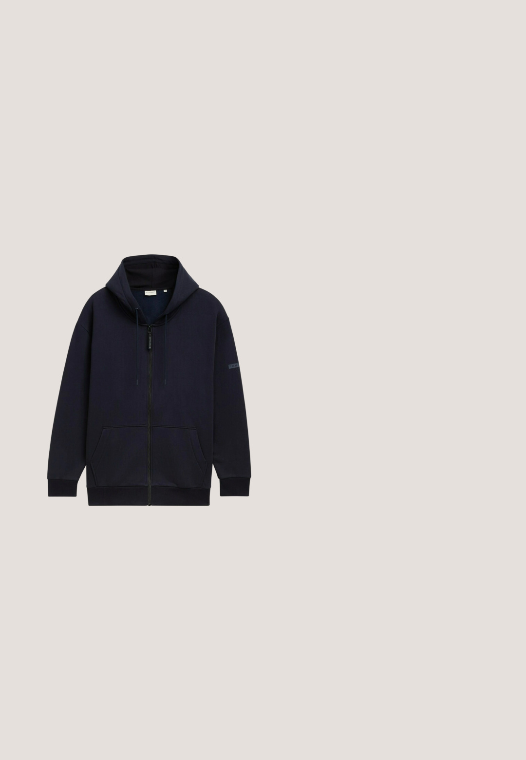 Sweat à zip bleu marine avec capuche ajustable à cordon, poches frontales, poignets côtelés et finition en tissu lisse et texturé.; Gilet en duvet gris avec un col haut, fermeture éclair à l'avant et texture matelassée horizontale. Présente un logo sur la zone gauche de la poitrine.; T-shirt en coton bleu clair à manches courtes. Présente un texte graphique bleu foncé et orange : "TOM TAILOR" et "QUALITÉ PREMIUM." Encolure ronde simple.; Jean en denim noir slim fit avec une texture lisse, poches avant et fermeture éclair. Des détails usés près des cuisses rehaussent le design.; Baskets pour hommes bleu marine et blanc avec lacets blancs, bout perforé, détail rayé sur le côté et accent de marque sur le panneau latéral.; Lunettes de soleil rectangulaires noires avec verres teintés foncés et fines montures métalliques sur fond blanc.