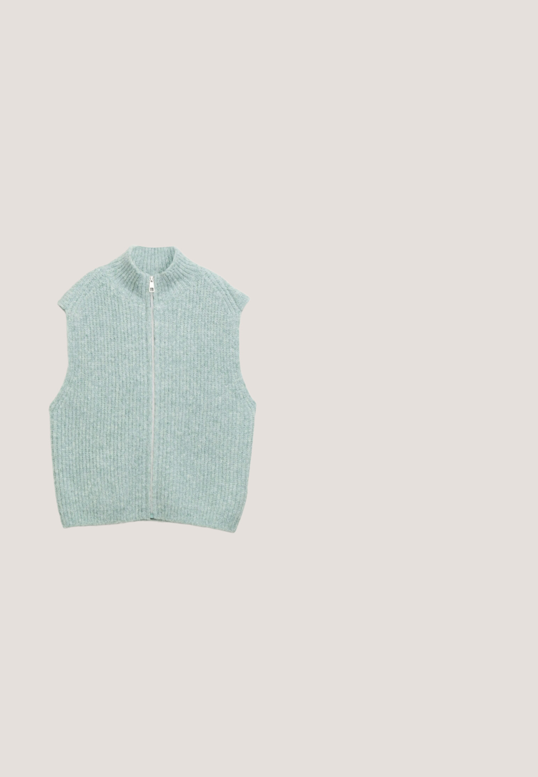 Lys blå ærmeløs vest med ribbet tekstur, høj krave og lynlås foran. Stoffet virker blødt og hyggeligt.; Grøn bomulds langærmet skjorte med V-hals, tre knapper og optrukne ærmer. Har et diskret horisontalt stribemønster.; Mintgrønne bukser lavet af blødt stof, med snørelukning i taljen, to frontlommer og diskrete stikninger langs sidesømmene.; Lysegrøn strikket sneaker med hvide snørebånd, beige gummisål, sennepsfarvet logo på siden og hestemblem på hællappen.; Lyseblå solbriller med rektangulære lilla gradientlinser, placeret midt på en hvid baggrund.; Grå tekstureret læder tote taske med dobbelte håndtag og tryklås. Har et blåt mærke med brandnavnet som detalje.