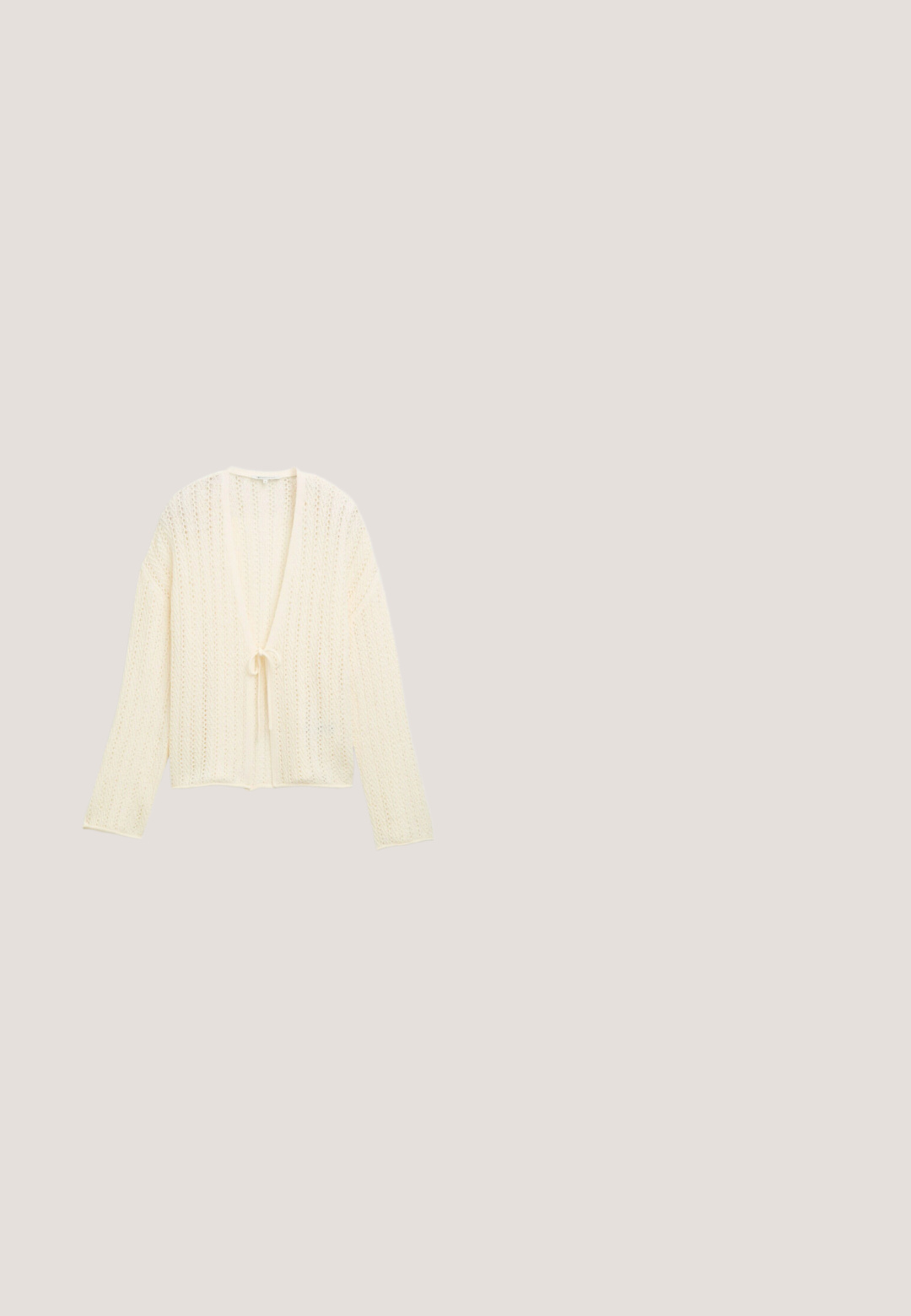 Cardigan à manches longues en maille ajourée de couleur crème, avec une petite fermeture nouée à l'avant, posé à plat sur un fond blanc.; Chemise boutonnée en lin gris foncé avec col, manches longues et boutons marron sur le devant, présentant une coupe décontractée et une texture lisse.; Pantalon blanc à jambes larges cropped avec taille élastique, en tissu léger, adapté pour une tenue décontractée.; Espadrille en cuir doré avec un bout arrondi, dotée d'une semelle en jute et d'accents tissés le long du bord. Texture lisse et design minimaliste.; Sac fourre-tout tissé beige avec deux poignées et "VANESSA BRUNO" imprimé en noir sur un panneau tissé solide au centre.; Boucles d'oreilles en or en forme de rond lisse et arrondi. Équipées d'une petite fermeture à charnière, d'une apparence légère et d'une finition polie.