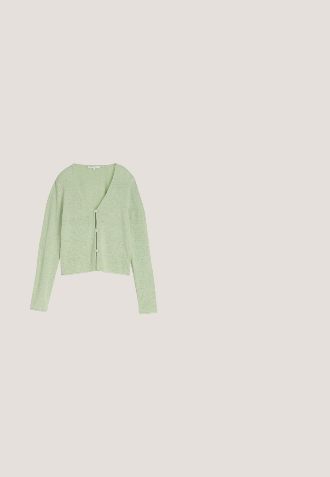 Hellgrüne Strickjacke mit V-Ausschnitt, langen Ärmeln und drei Knöpfen vorne, vor weißem Hintergrund präsentiert.; Olivgrünes kurzärmliges Oberteil aus weichem Stoff. Verfügt über einen runden Ausschnitt und dezente Raffung an den Schultern für zusätzliche Textur.; Weite Hosen aus olivgrünem Stoff mit glatter Textur und ohne sichtbare Verschlüsse. Entworfen für eine lockere Passform mit klaren Linien.; Olivgrüne Ledersandale mit zwei Riemen, schwarzer Schnalle, gepolsterter schwarzer Sohle und niedrigem Blockabsatz vor weißem Hintergrund.; Olivgrüne Lederschultertasche mit verstellbarem Riemen, weichem gefaltetem Oberteil und kleinem metallischem Logo nahe der unteren Mitte.; Goldarmband mit einer strukturierten Kette und einem grünen Steinzentrumsstück mit einer wellenförmigen Fassung. Verstellbarer Verschluss für Größenvariation.