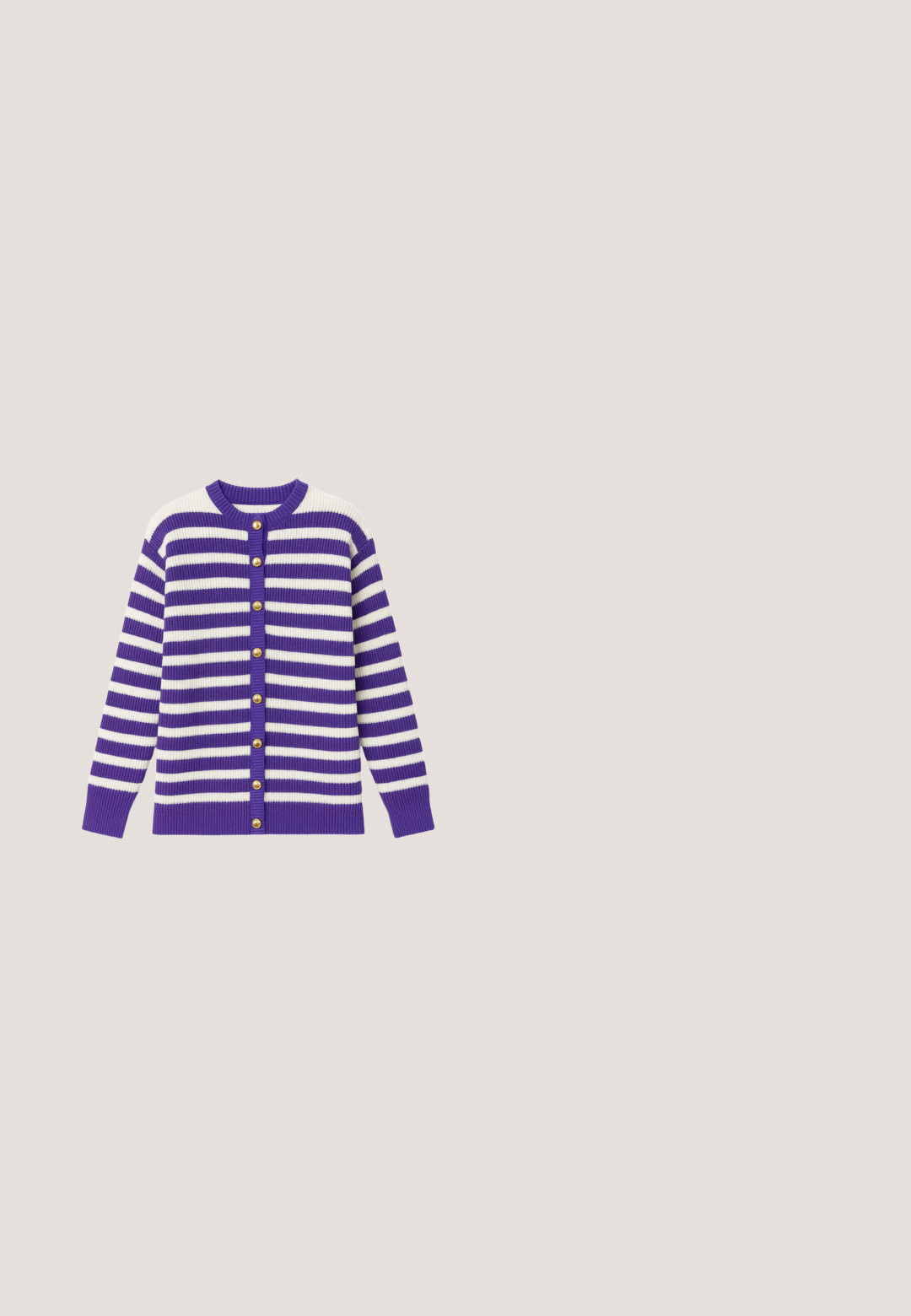 Paars-wit horizontaal gestreepte cardigan met knopen, goudkleurige knopen en geribbelde manchetten en zoom.; Lavender ribbel tanktop met groene accenten en een centrale strikdetail. Mouwloos ontwerp met een getailleerde pasvorm. Zachte textuur.; Lichtpaarse wijde joggingbroek met een zachte textuur, elastische tailleband en verstelbare trekkoord. Voorzien van zijnaden voor extra structuur.; Lichtpaarse en blauwe canvas sneakers met witte veters en rubberen zolen, met een logo aan de zijkant en contrasterende kleurpanelen.; Lila nepleather schoudertas met een gebogen vorm, een ritsvak en een verstelbare band met het woord "EXPATRIÉ" in een subtiel patroon.; Grove open metalen ring met een afgerond, lichtpaars geëmailleerd oppervlak met groene strepen en twee verhoogde transparante blauwe kralen.