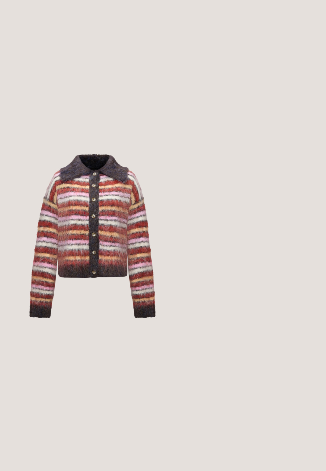 Geknoopte, zachte cardigan met lange mouwen, gestreept patroon in tinten rood, roze, beige en bruin, met donkerbruine kraag en manchetten.; Gebreide haltertop met geribbelde textuur in bruine, roze en oranje strepen en chevronpatronen, gestrikt bij de nek.; Geprinte flared broek met een golfontwerp in oranje en blauw, gemaakt van textuurstof met een elastische tailleband voor comfort.; Rode suède sneaker met crèmekleurige stiksels en accenten, rubberen zool, gestructureerde details en een laag profiel ontwerp.; Kleine bordeauxrode corduroy draagtas met dubbele handvatten, een patch-label aan de voorkant en een rood gevlochten riem bevestigd aan een metalen clip.; Oorbellen met goudkleurige afwerking, rode gemarmerde kralen en gestructureerde ringen. Bevat twee stijlen: gebogen ontwerpen en een kralenaccent, allemaal met een glanzende afwerking.