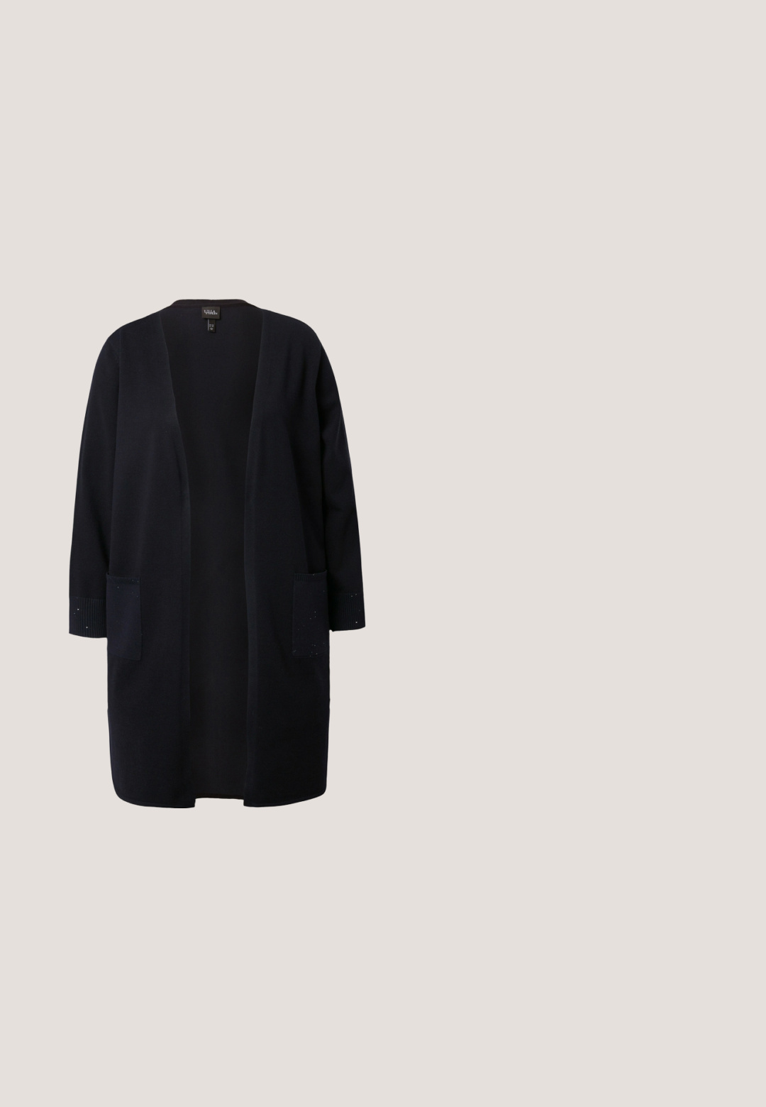 Lang sort åben cardigan med lange ærmer og to forlommer, vist på en hvid baggrund.; Hvid t-shirt med to store røde palietjordbær og grønne blade, med teksten "DES FRAISE" i sorte bogstaver nedenunder.; Blå denim skinny jeans med høj talje, fem lommer og lynlåslukning. Stoffet har en let falmet tekstur med kontrasterende syninger.; Hvide platform sneakers med en glat læderoverdel, gyldne metalindslag og struktureret guldtrim langs hælen. Har flade snørebånd.; Bata Håndtasker - tan; Øreringe i guldfarvet tekstureret halvbøjle med stift og sommerfugle-lukkemekanisme på en ensartet hvid overflade.
