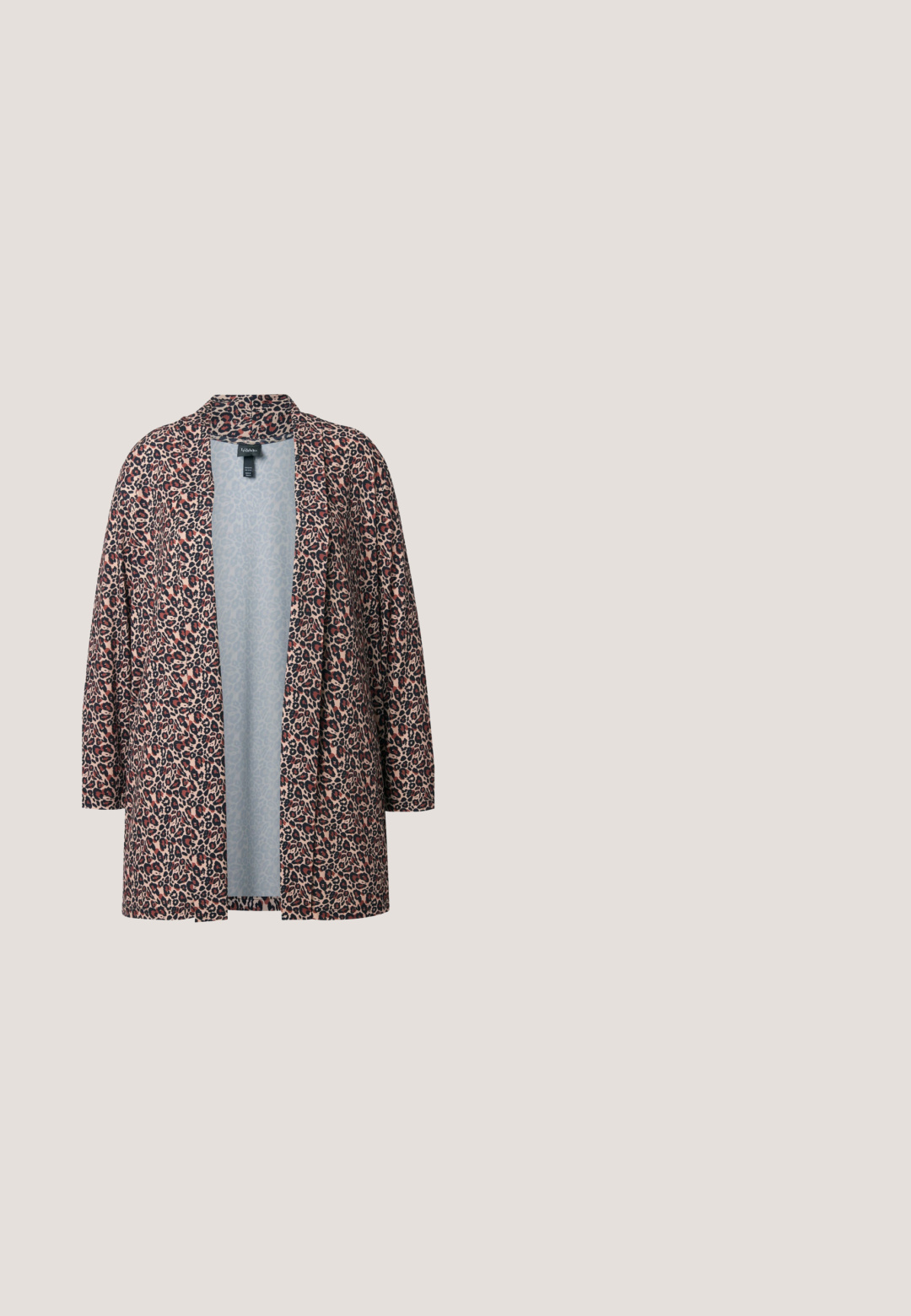 Blazer de frente abierto con estampado de leopardo, de manga larga y con cuello de muesca, en tonos de marrón, negro y beige.; Polo de manga larga en color azul marino con cuello blanco, con franjas verdes horizontales y tapeta de tres botones. Material de algodón suave.; Jeans skinny de mezclilla azul oscuro con diseño de cinco bolsillos, que cuentan con un cierre de botón y acentos de costura en las costuras. Textura suave, estilo ajustado.; Zapato de tacón con tirante en negro de charol, punta afilada, tacón alto y delgado, y doble tira elástica para un ajuste seguro. Superficie suave y brillante.; Bolso de mano burdeos oscuro con asa de cadena dorada y un monedero redondo desmontable a juego contra un fondo liso.; Pulsera con perlas redondas blancas y un cierre de tipo toggle dorado, colocada plana sobre una superficie blanca.
