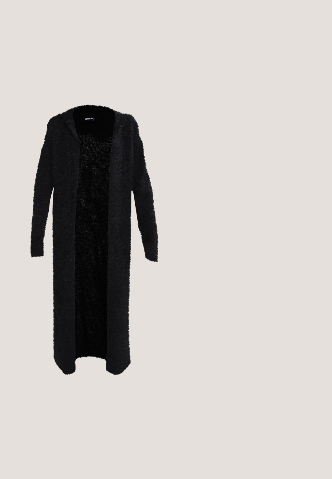 Lang sort cardigan lavet af fuzzy materiale med hætte. Åben frontdesign, lange ærmer og en blød tekstur. Ingen synlige lukninger eller mønstre.; Sort kortærmet T-shirt med rund hals i størrelse XS med "Urban Classics" mærke inde i kraven.; High-waist sort denim jeans med forreste knap og lynlås, to forlommer og en tilspidset ben foran på en hvid baggrund.; Lavtop sort sneaker med hvid side stribe, hvide snørebånd, hvid gummisål og tekstureret tåhætte på neutral baggrund.; Sorte læderbæltetaske med en glat tekstur, buet form og sølvfarvet lynlåslukning. Har en enkelt justerbar rem.; Sølv hoops øreringe, cirkulær form, glat skinnende tekstur og ensartet bredde hele vejen igennem. Minimalistisk design uden yderligere accenter.