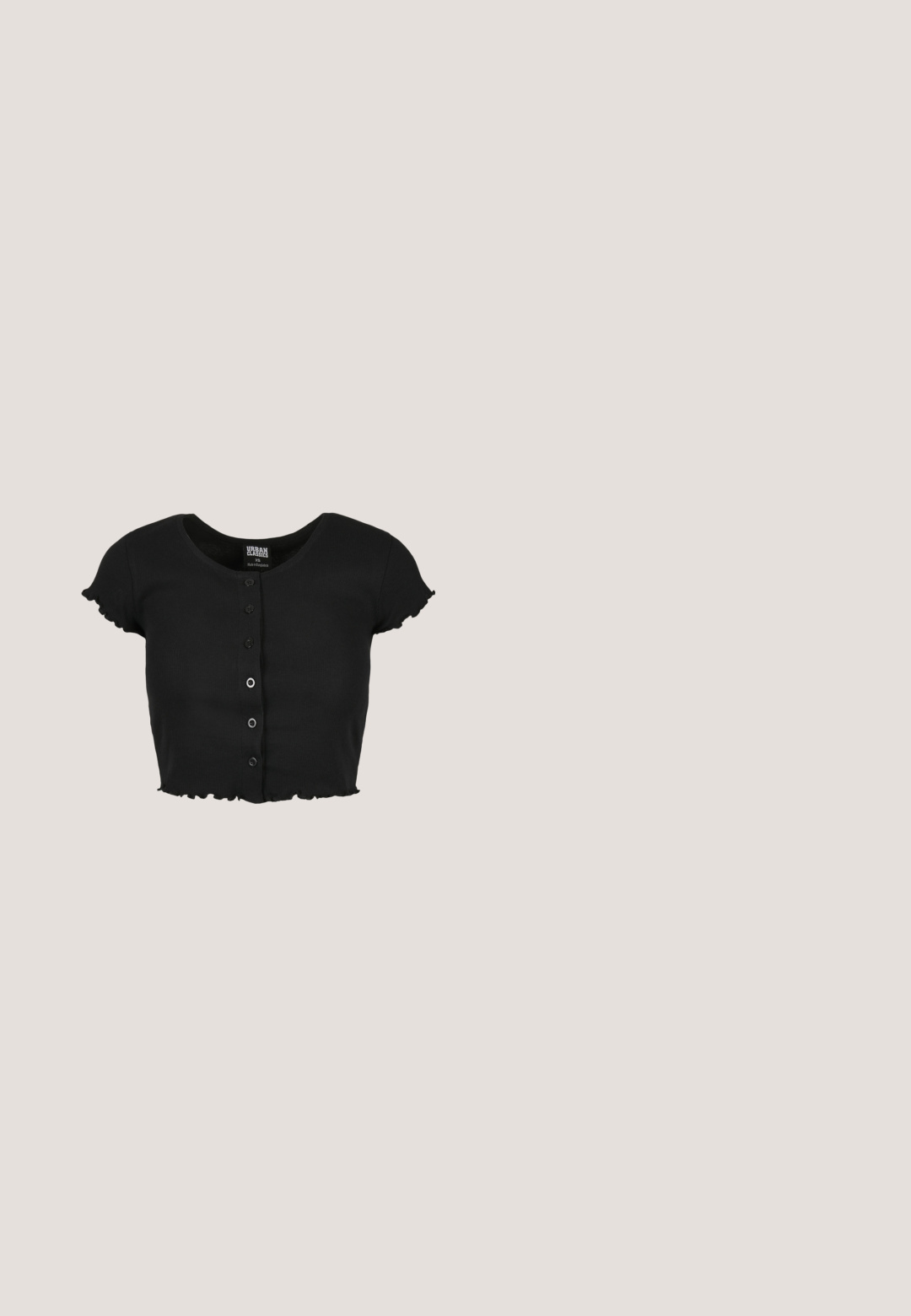 Sort ribbet crop top med rund halsudskæring, korte ærmer, knaplukning foran og volanger langs ærmerne og kanten.; Blå cropped denimskjorte med korte ærmer, frontknaplukning, to brystlommer og en krave.; Sort skater nederdel lavet af blødt stof, med en tætsiddende talje, plisseringer foran og en vidde, knælang kant.; Grå Nike Air Force 1 sneakers med perforeret tå, glat læderoverdel, tyk sål og præget 'AIR' detalje på hælen.; Lyserøde transparente solbriller med ovale linser, mørkerød toning og slanke stænger, der har en glat overflade og diskret detaljering på rammen.; Sølvfarvede hoop øreringe med en glat, rund form og en poleret overflade. Begge øreringe er i samme størrelse og har en sikker lukke mekanisme.