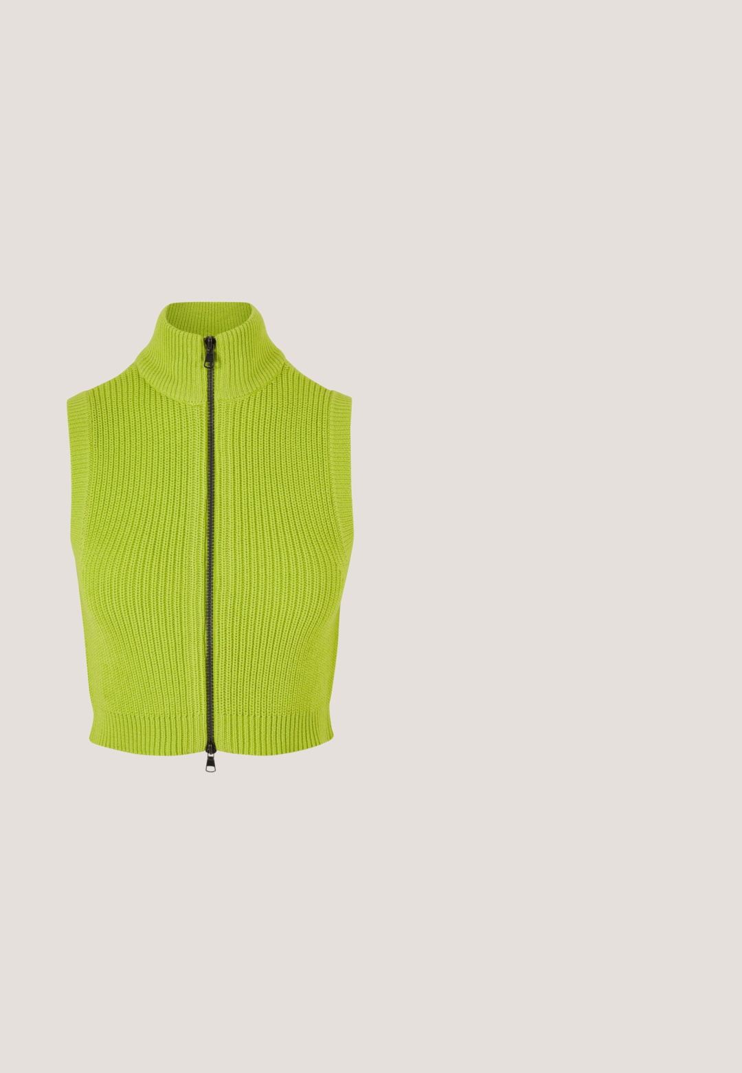 Ærmeløs limegrøn strikket vest med høj krave og fuldlængde sort lynlås. Har ribbet struktur og tætsiddende pasform.; Kortærmet T-shirt med rund hals i lys limegrøn, lagt fladt på en hvid baggrund med synligt Bershka-mærke indeni kraven.; Lyse limegrønne biker-shorts med høj talje, flade sømme og lille "Tommy Jeans"-logo på venstre lår.; Gul gummistøvle med en glat overflade, justerbar spænde, og tekstureret sål for bedre greb. Høj design, rund tå, og sømløs krop.; Grønne plastiks solbriller med en oval form, tykke stel og mørkegrønne linser. Har slanke, gennemsigtige arme med subtil branding.; Gul lædertaske med en flettet håndtag, prydet med en sløjfedetalje, to brune kvaster og en glat, blank overflade.