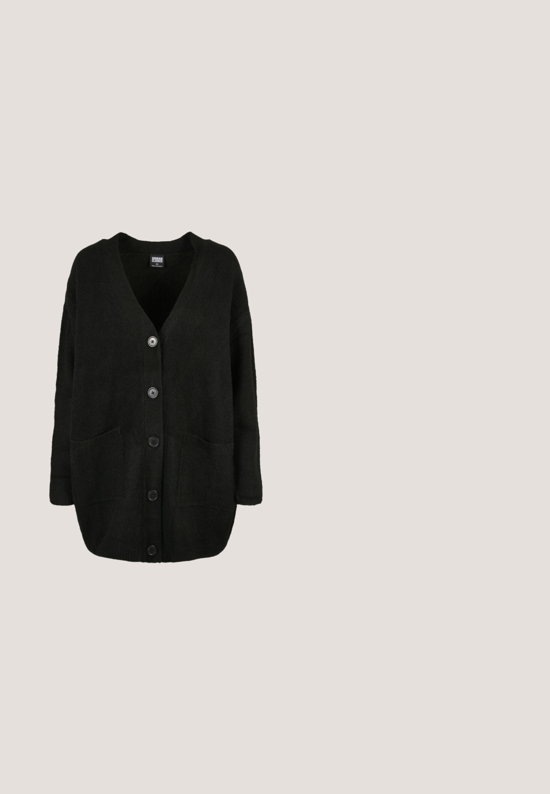 Schwarze, übergroße Strickjacke mit V-Ausschnitt, fünf Knöpfen vorne, zwei Taschen vorne und langen Ärmeln.; Schwarzes geripptes Tanktop mit dünnen Trägern, V-Ausschnitt, taillierter Form und strukturiertem Stoff. Keine zusätzlichen Muster oder Akzente sichtbar.; Schwarze weite Hosen mit glatter Textur und elastischem Bund. Sie haben eine lockere Passform, die sich leicht zum Saum hin verjüngt.; Schwarzer Stiefelette mit dicker Sohle, Ziehlasche an der Ferse, glatte Oberflächenstruktur und genähten Nähten, seitlich auf weißem Hintergrund dargestellt.; Schwarze Lederhandtasche mit einer glatten, strukturierten Oberfläche, runder Form und einem einzelnen Schultergurt. Verfügt über einen Reißverschluss.; Silberne mehrlagige Halskette mit zarten Kettengliedern und kleinen, unterschiedlich platzierten Akzenten. Verstellbarer Verschluss mit Verlängerungskette für die Größenanpassung.
