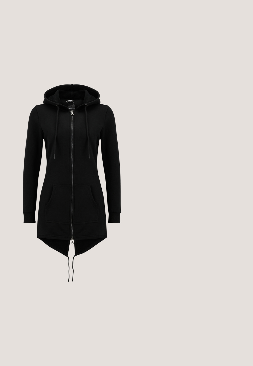 Veste à capuche longue noire avec fermeture éclair complète à l’avant, capuche avec cordon, poches kangourou, manches longues et ourlet asymétrique avec dos allongé.; T-shirt blanc à manches courtes en coton doux. Il présente un col rond et des poignets roulés. Design simple sans motifs ni accents.; Pantalons en faux cuir noir slim-fit avec bouton avant, fermeture à glissière et passants de ceinture, présentés sur un fond blanc.; Baskets montantes en toile noire avec semelle en caoutchouc blanche et lacets blancs, vues de côté sur un fond blanc.; Sac banane en cuir noir avec une texture lisse, une forme courbée et une fermeture éclair en argent. Dispose d'une seule sangle ajustable.; Boucles d'oreilles en argent, de forme circulaire, avec une texture lisse et brillante, et une largeur constante. Design minimaliste sans accents supplémentaires.