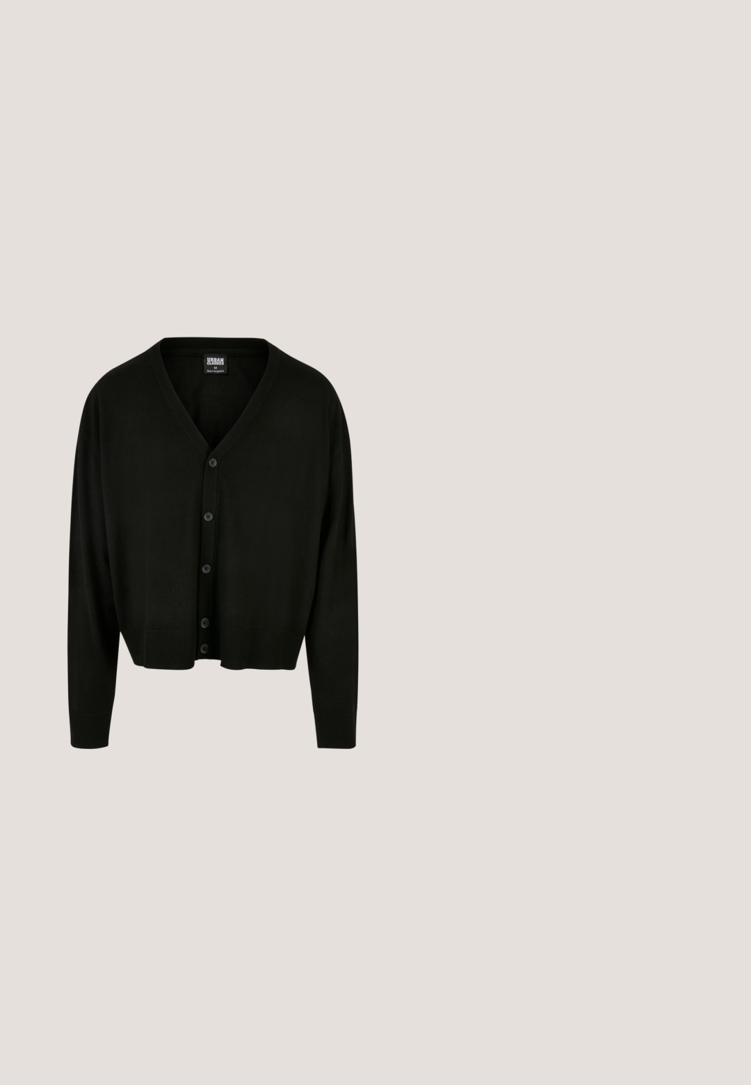 Sort cardigan lavet af blødt stof, med v-udskæring, knappelukning og ribstrikkede manchetter og kant for en afslappet pasform.; Hvid, kortærmet t-shirt lavet af bomuld. Har rund halsudskæring og løs pasform med en glat tekstur og ingen synlige mønstre eller grafik.; Hvide denimbukser med lige pasform, fem-lomme design, knaplukning og subtile syninger. Glat tekstur og minimalistisk stil.; Sorte og grå sportssko med mesh og ruskind på overdelen, der har en hvid mellemsål, snørebånd og et iøjnefaldende "N" logo på siden.; Sølv kædedesign med sammenkoblede led, glat tekstur og ensartet rektangulær form. Sikker lukning.; Sort læderbælte med en sølvfarvet metalspænde, der har et brandlogo. Designet er enkelt med en glat tekstur og lige, tilspidsede ender.