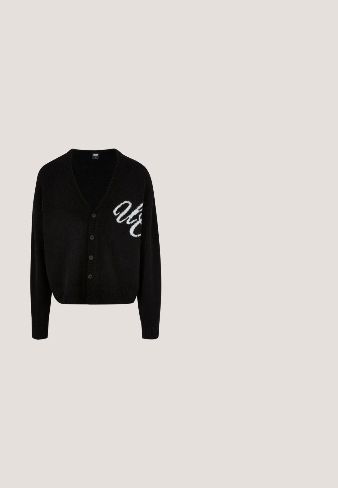 Sort strikket cardigan med v-hals, knaplukning og ribbede manchetter. Broderet hvid skrift på venstre side, cropped pasform.; Sort t-shirt med et spike-hoved grafisk design med kædeaccent. Korte ærmer og klassisk pasform. Dristigt design med en blank overflade.; Lysblå højtaljede straight-leg jeans med frontknap, lommer og lille mærket metalmærke på den højre forlommer.; Sorte løbesko med en glat syntetisk overdel, perforerede detaljer, teksturerede sidedele og en distinkt fjedrende sål.; Mørkegrøn oval crossbody taske med tekstureret mønster, front lynlås lomme og justerbar sort snorrem.; Sølv armring med et hævet zigzag-mønster langs midten, glatte kanter og et åbent design for justerbarhed.