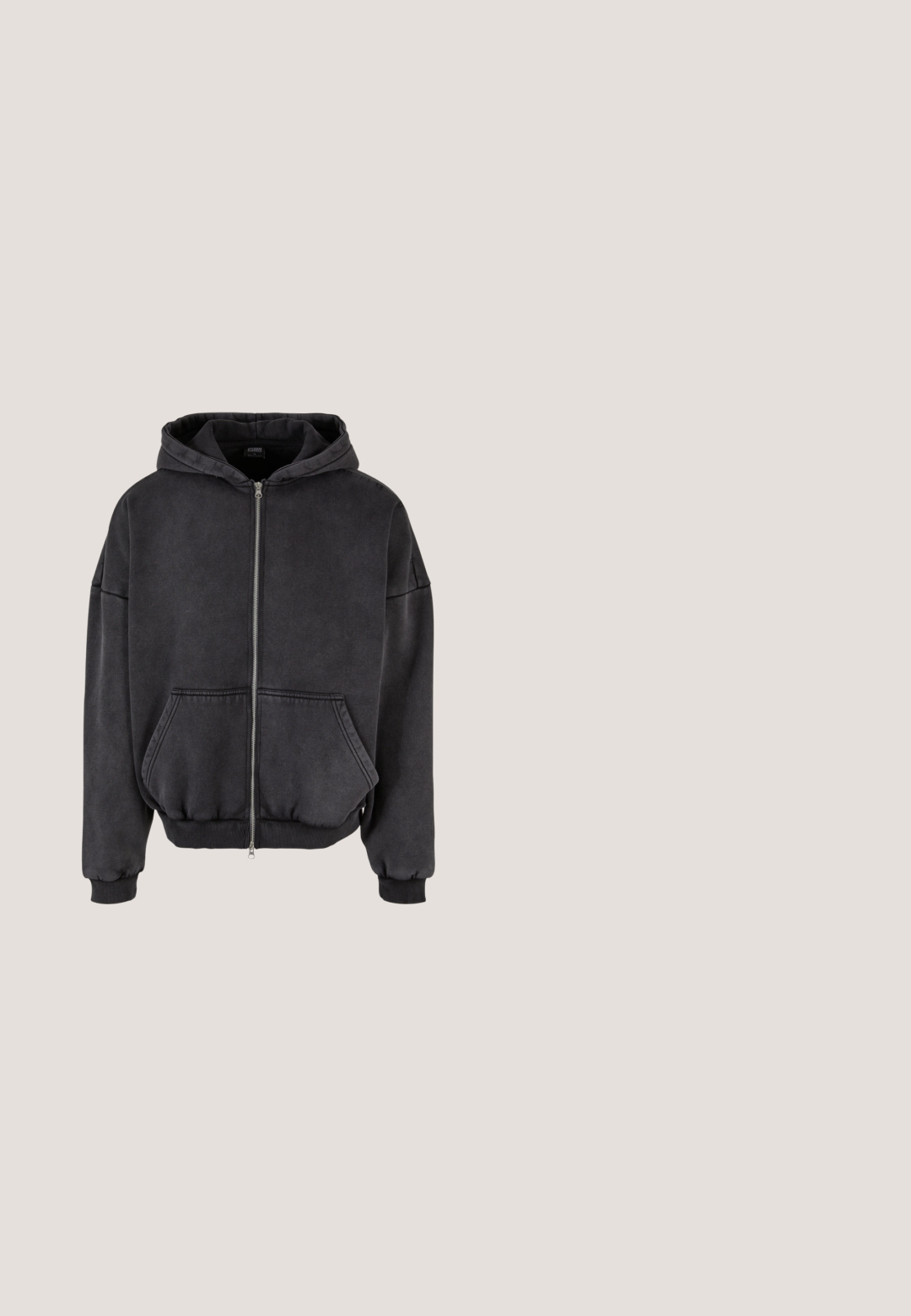 Lynlåset hoodie i mørkegrå, lavet af blødt stof. Har en frontlomme, ribbede manchetter og kant, samt en hætte med snor.; Grå polstret vest med høj krave og frontlynlås, der har vandrette sømme og sidelommer. Glat, letvægtsmateriale.; Grå ribbet tank top med rund halsudskæring og brede ærmehuller. Lavet af strækbart stof, har den en almindelig pasform og et minimalistisk design.; Grå denim jeans med lige pasform, der har en knaplukning og fem lommers design. Glat tekstur med subtile falme detaljer.; Grå atletiksneaker med snørelukning foran, polstret sål, polstret krave og trækkydestrop ved hælen, vist i sidevisning på hvid baggrund.; Mørkegrøn oval crossbody taske med tekstureret mønster, front lynlås lomme og justerbar sort snorrem.