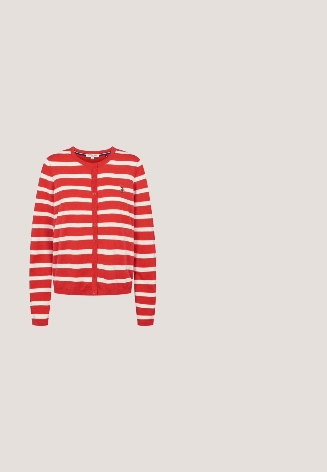 Rood-wit horizontaal gestreepte cardigan met knoopsluiting, lange mouwen en een klein geborduurd logo op de linkerborst.; Witte katoen T-shirt met korte mouwen, met opvallende zwarte tekst "I," een rode hart en "ME" in een informele lettertype.; Rode broek met wijde pijpen, elastische tailleband en trekkoord, gemaakt van gladde stof, geschikt voor casual gebruik.; Rode suède sneaker met witte accenten, ronde neus, platte zool en textuurdetail aan de zijkanten. Voorzien van platte veters en logo.; Rode rechthoekige tas met een zijtassel, geborduurd met "BIMBA Y LOLA" op het voorste midden.; Gouden sieradenset met rood hartvormige stenen, bestaande uit een verstelbare ketting, een open ring en een paar oorringen.