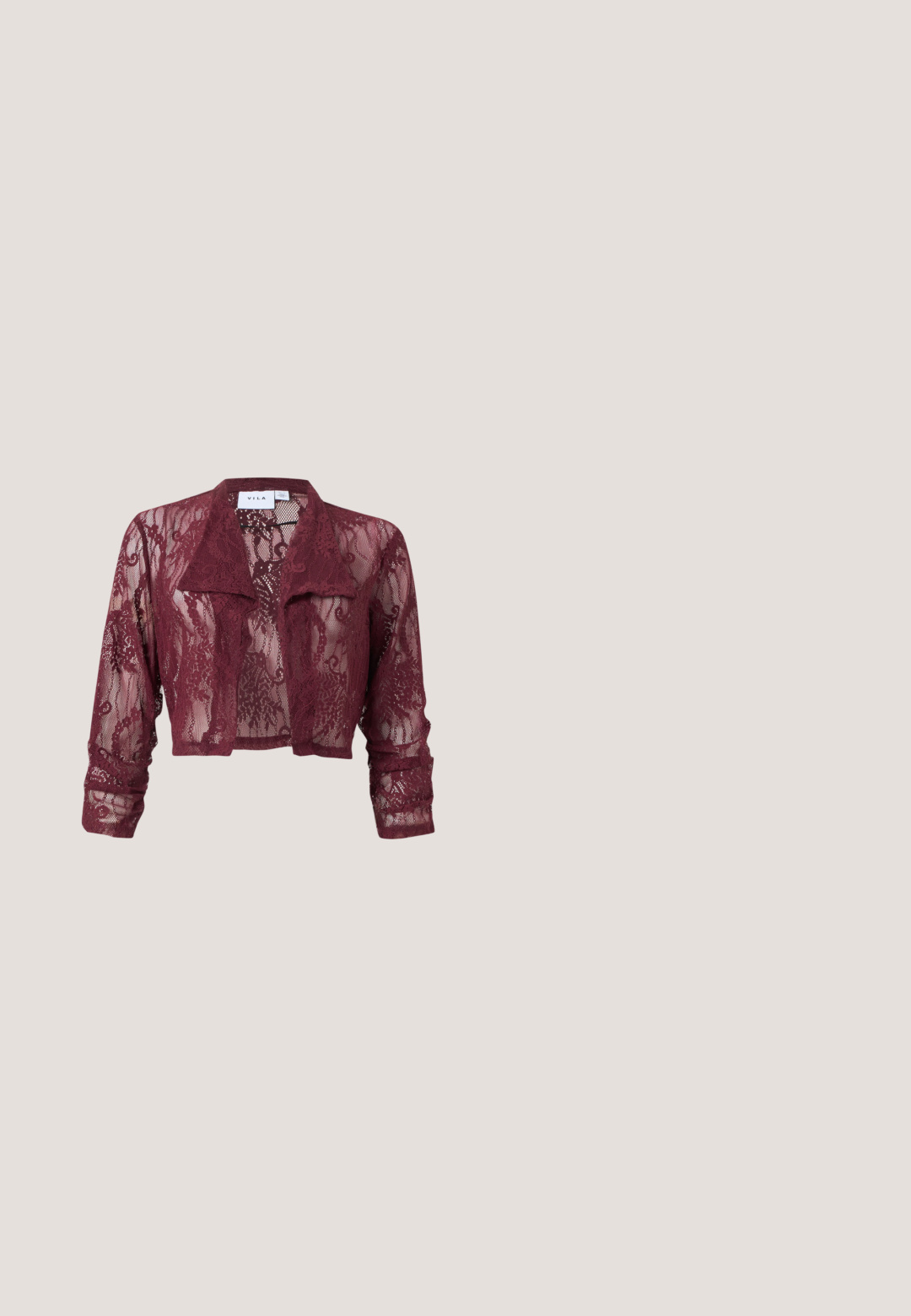 Bordeaux cropped kanten jas met lange mouwen, een opgevouwen kraag en bloemmotief in kant, gemaakt door VILA, getoond op een effen achtergrond.; Zwarte mouwloze blouse met kanten kapmouwen en een kleine V-hals, met een geplooide ronde kraag.; Zwarte hoge taille wijde broek met knoop- en ritssluiting aan de voorkant, riemlussen en voorzakken op een witte achtergrond.; Zwarte slingback schoen van lakleer met spitse neus, zilveren gesp en een middelhoog kittenhak op een effen lichte achtergrond.; Bordeaux faux leren clutch met een zilveren kettinghengsel, voorzien van een gespontwerp en metalen ogen over de voorkant voor extra detail.; Zilveren armband met drie strengen: één met kleine kralen, één met ovale schakels en één met platte staven. Bevat een kettingverlenging voor verstelbaarheid.