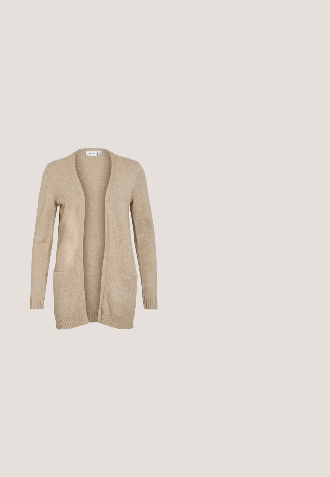 Beige kootud kardigan avatud esiosa, pikad varrukad, soonikud mansettidel ja kaks eesmist taskut. Pehme tekstuur ja mugav lõige.; Lühikeste varrukatega blouse, mis on valmistatud heledast kreemjast kangast, millel on roosad lillemustrid ja dekoratiivne smokk kaeluses ja õlgadel.; Helerohelised laiade sääreosadega teksapüksid, ees nööp ja tõmblukk, vööaugud ning viie taskuga disain.; Beesek patentnaha slingback kontsad 5 cm kontsaga, millel on terav nina ja lõigatud külgedega ning õhuke pahkluu rihm.; Pruun seemisnahast kandekott kahe õlakäepidemega, lihtsa disainiga ja küljetutiga detailiga. Sile tekstuur ja struktureeritud kuju.; Kuldne rõngaskõrvarõngad, igaühel viis valget pärli, mis on suuruse järgi väljakujunenud sisekõrval, esitatud tavalise valge tausta ees.