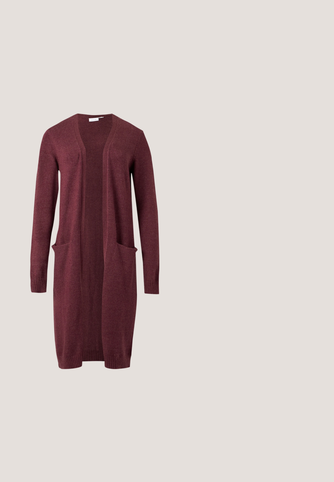 Bordeauxrode cardigan met lange mouwen, open voorkant, twee voorzakken en geribde boorden en zoom, afgebeeld op een effen achtergrond.; Korte mouw aansluitend geribd t-shirt in donker pruim met ronde hals en voorlabel met merk JJXX en maat 5.; Bordeauxrode broek met structuur, rechte pijpen en een elastische tailleband met bijpassende trekkoord.; Anna Field by Zalando Ballerina's met enkelbandjes - dark red; Donkerrode geweven leren handtas met gebogen handvat, witte bies, zilveren rits en afneembare brede stoffen schouderriem tegen een effen achtergrond.; Zilveren ketting met een klein hangertje met de cursieve letter J en een verstelbare sluiting op een witte achtergrond.