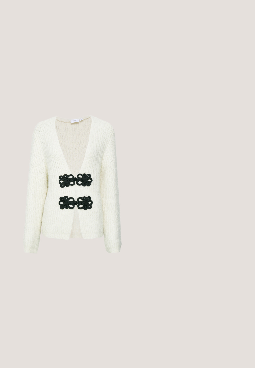 Hvid strikket cardigan med dyb V-hals og to runde sorte hæklede blomstlukninger. Lange ærmer, struktureret stof og åben frontdesign.; Sort kortærmet skjorte fremstillet af blonderstof med blomster mønstre, knaplukning og spidse krave. Semi-gennemsigtig tekstur.; Lyserøde afslappede bukser med elastisk talje og snøre, løs pasform, krøllet tekstur og elastiske manchetter ved anklerne.; Sort blank klassisk sko med snøredetalje, en stor sort sløjfe foran og en lav hæl med en sølvfarvet dekorativ stribe.; Sort flettet håndtaske med et buet håndtag, der har en struktureret overflade og en afslappet form. Glat finish med en organisk silhuet.; Pilgrim Øreringe - gold-coloured