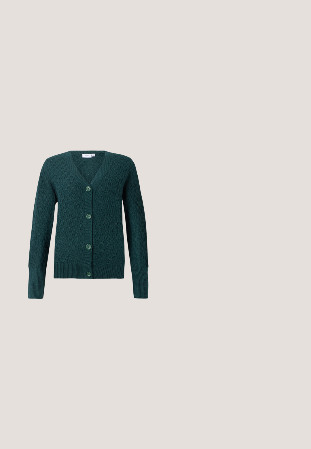 Cardigan vert foncé avec un motif en diamant texturé, en col en V, et six boutons assortis. Comprend des poignets et un ourlet côtelés.; Débardeur vert côtelé avec un décolleté en V profond et des bretelles étroites. Présente une silhouette ajustée et est fabriqué dans un matériau doux et extensible.; Pantalons large plissés verts avec une taille élastique. Le tissu texturé présente des rayures verticales pour une apparence fluide.; Chaussure à talon haut blanche à bout pointu et bride arrière reposant sur une surface capitonnée argent métallique brillante.; Petit sac à main vert olive avec des bords arrondis, une poignée supérieure et une fermeture à rabat sécurisée par un fermoir métallique circulaire.; Boucles d'oreilles créoles en ton or avec une finition lisse et brillante. Forme arrondie et allongée pour une élégance moderne. Dimensions non spécifiées.