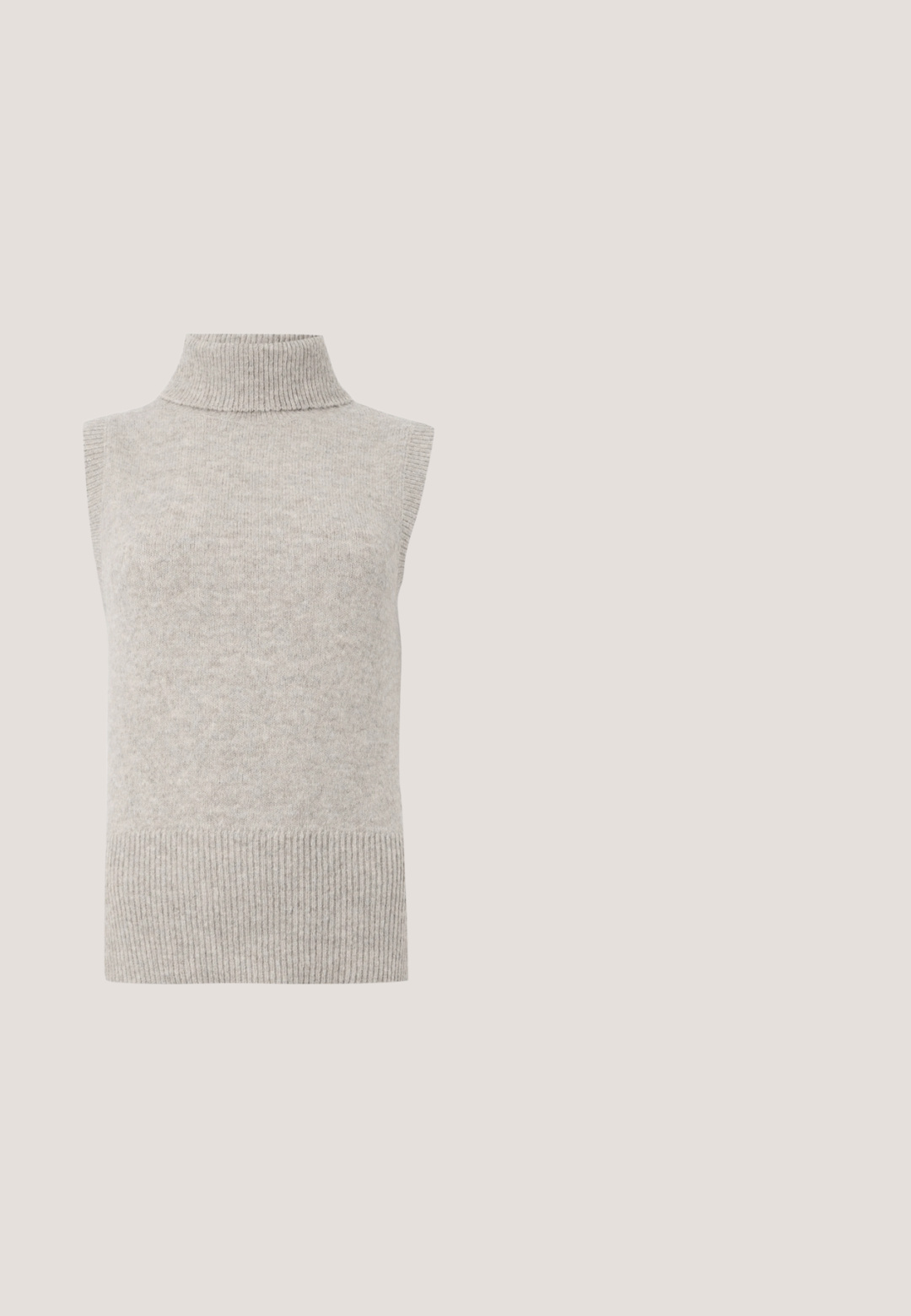 Chaleco de punto sin mangas en color beige con cuello alto, sisas y dobladillo acanalados sobre un fondo blanco.; Camisa beige de manga larga con botones, cuello puntiagudo y bolsillo en el pecho, mostrada sobre un fondo claro y liso.; Primer plano de tela beige con un bolsillo de ribete horizontal y detalle de costura en la prenda confeccionada.; Zapato de mujer de piel beige con puntera redondeada y tacón ancho con un detalle metálico dorado.; Bolso tote de cuero marrón claro con dos asas y un broche dorado en la correa frontal, mostrado sobre un fondo claro y liso.; Reloj de pulsera rectangular dorado con un dial verde claro texturizado, dos marcadores de hora negros, una pulsera de metal dorado y un diseño minimalista.