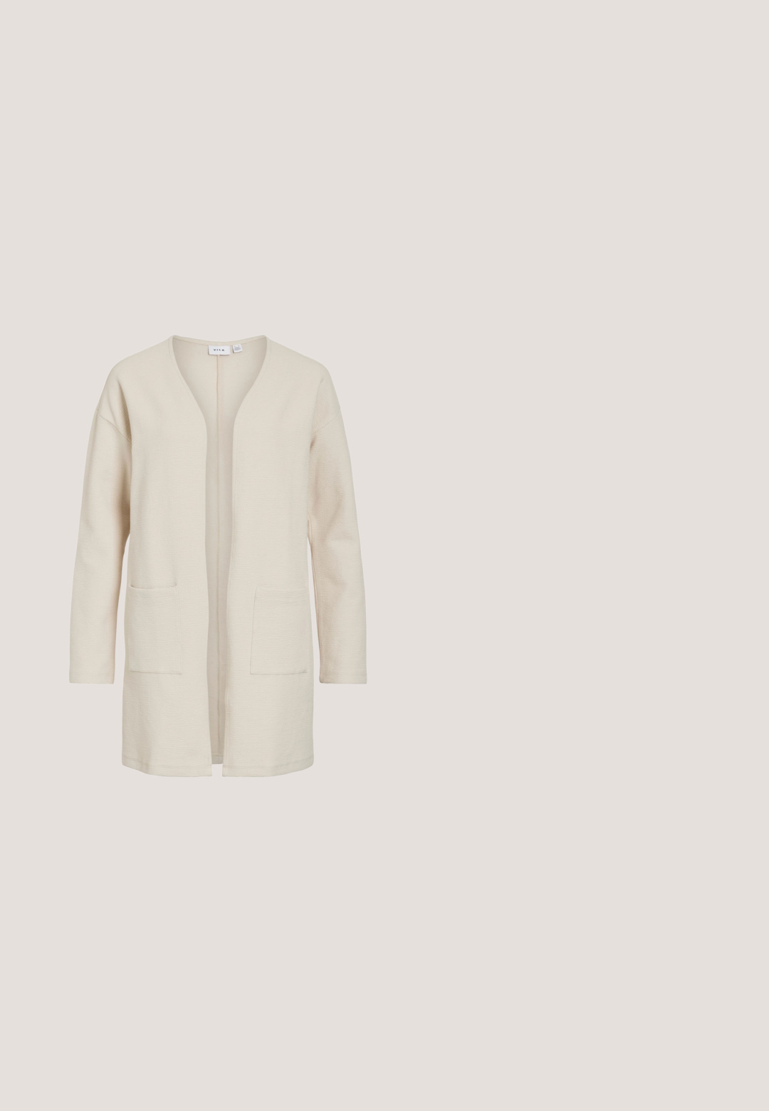 Cardigan beige avec une coupe décontractée, fabriqué en tissu texturé. Il présente des manches longues et deux poches avant. Conception à ouverture avant sans fermetures.; Robe mini blanche à manches longues avec encolure carrée, bustier et taille froncés, et deux liens à l'avant pour ajustement.; Sandales à glissière beige avec deux sangles réglables et boucles en ton doré. Semelle en liège avec une semelle extérieure en caoutchouc blanc texturé.; Lunettes de soleil à monture carrée beige avec des verres dégradés marron et des branches larges, marquées ALDO sur la branche.; Petit sac à main beige et blanc avec fermoir doré, anse chaîne et bandoulière blanche réglable sur fond clair uni.; Le collier en chaîne plaqué or présente un pendentif en forme de barre élégante avec un accent circulaire, une texture fine et un fermoir réglable pour une longueur personnalisable.