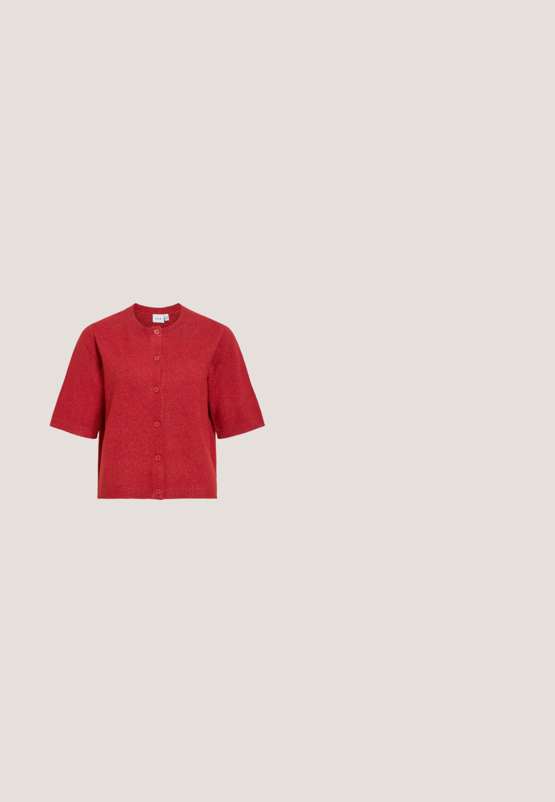 Cardigan rouge à manches courtes, boutonné, avec encolure ronde et poignets et bas bord-côtes, par VILA.; Chemise à rayures rouges et blanches à manches longues, avec un col rond et une coupe décontractée. Tissu doux avec un motif de rayures uniforme.; Pantalons amples rouges, légers, en tissu texturé, avec une taille élastique et un cordon de serrage. Aucune poche n'est visible.; Baskets basses rouges avec lacets blancs, languette blanche au talon, motif chevron sur le côté et semelle en caoutchouc marron, vues de l'extérieur.; BALAGAN ROHA - Sac à main - poppy red; Deux boucles d’oreilles rouges en forme de fleur à cinq pétales avec de petits centres dorés sur un fond blanc uni.