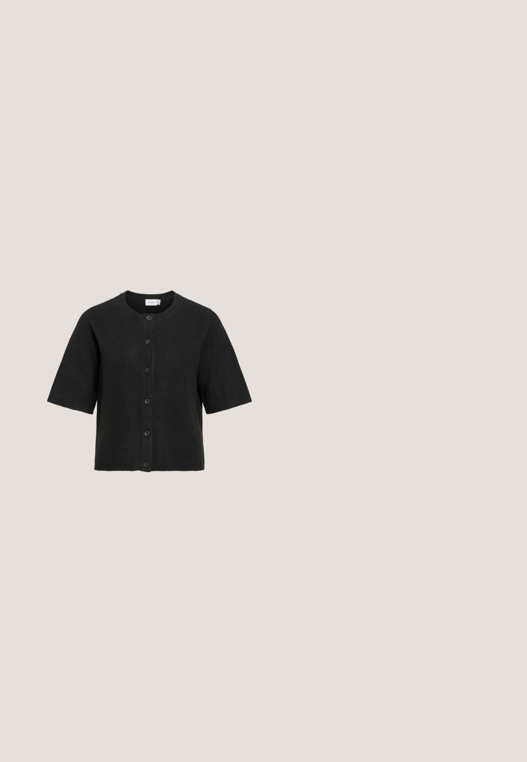 Cárdigan negro de punto con mangas cortas, cuello redondo y cierre frontal de botones.; Camiseta de manga corta con rayas horizontales en blanco y negro, cuello redondo y ajuste holgado, mostrada sobre un fondo blanco.; Pantalones anchos negros con pliegues delanteros y bolsillos laterales, de talle alto con cinturilla lisa y cierre oculto.; Zapato salón negro de cuero con punta puntiaguda, tacón curvado de altura media y hebilla ajustable, sobre fondo blanco.; Bolso hobo de piel sintética negra con una correa ancha y curva y una gran apertura superior. Presenta una textura suave y un diseño minimalista.; Cuentas redondas negras brillantes de tamaño gradual ensartadas como un collar con un cierre de cadena ajustable dorado sobre un fondo blanco.